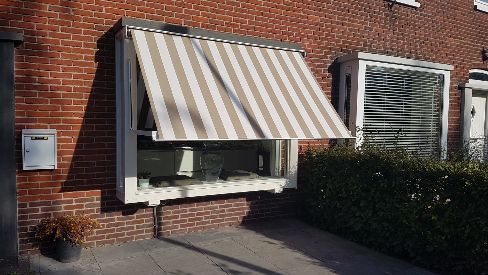 Uitvalscherm met gestreept doek