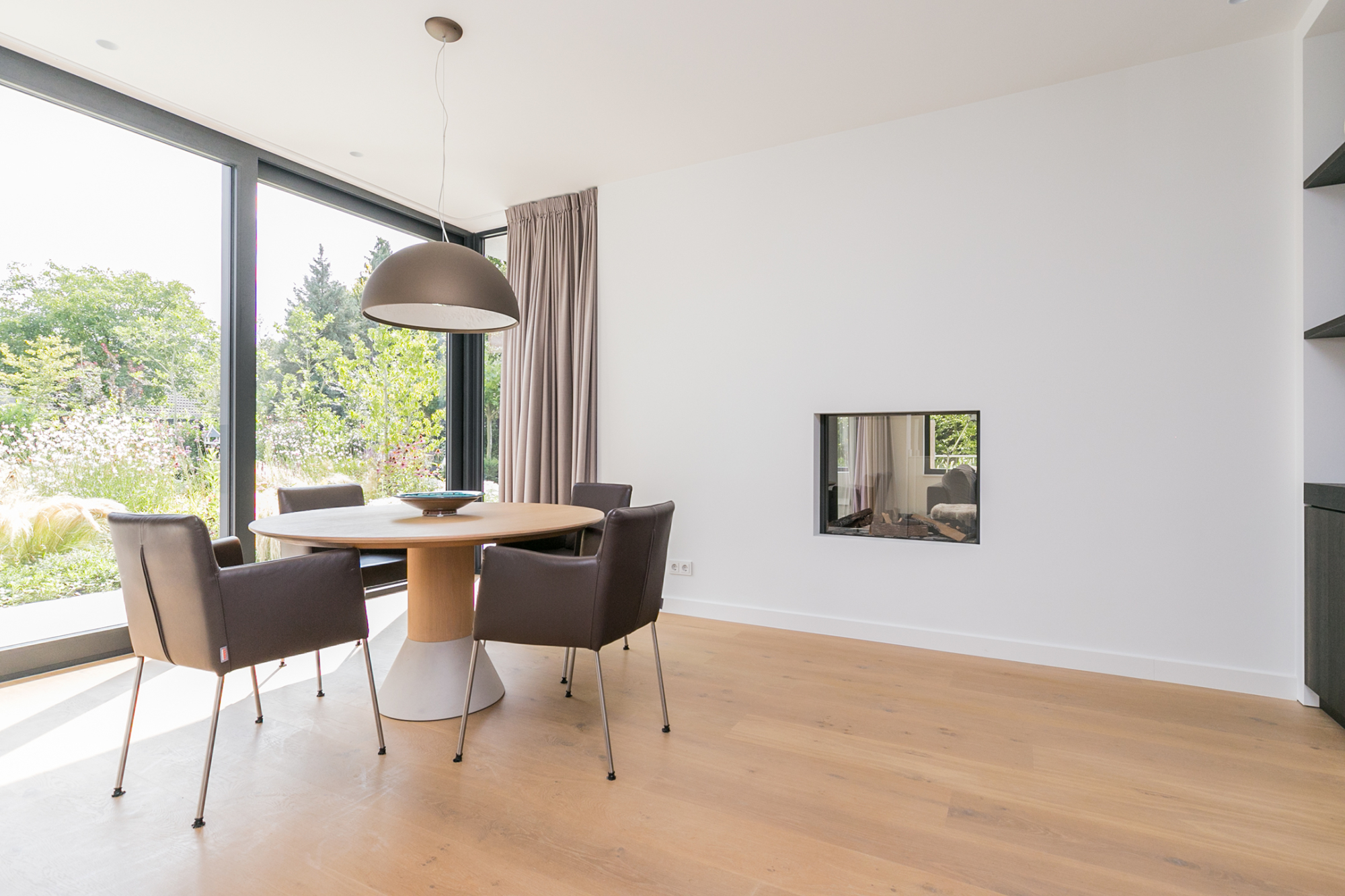 Eetkamer/ doorkijkhaard