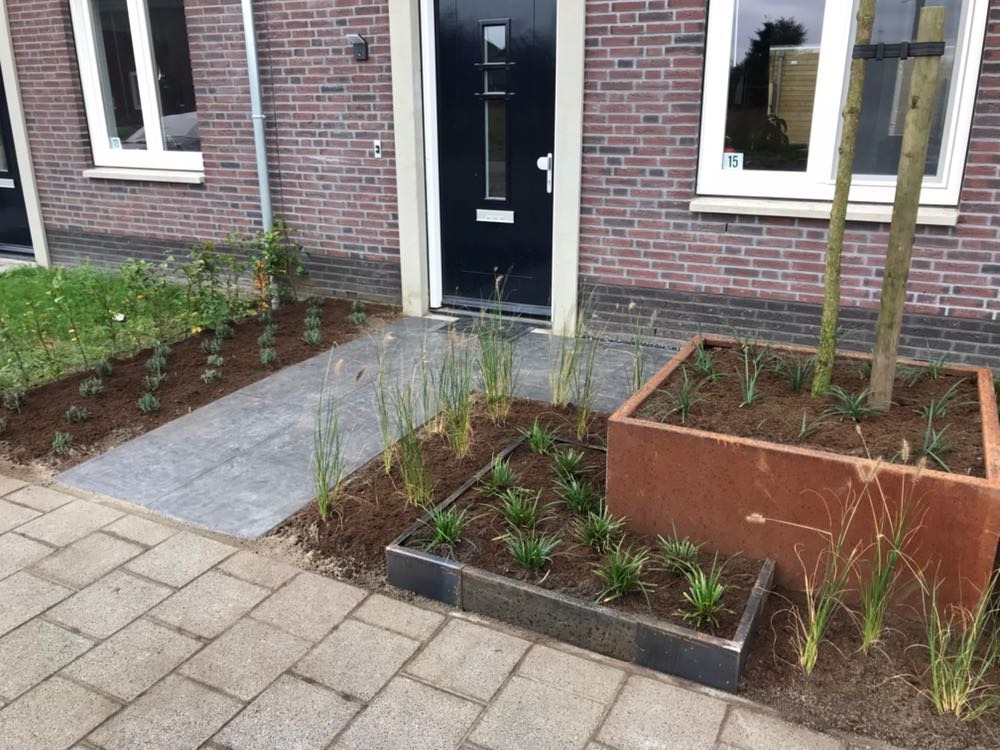 Voortuin met cortenstaalbak