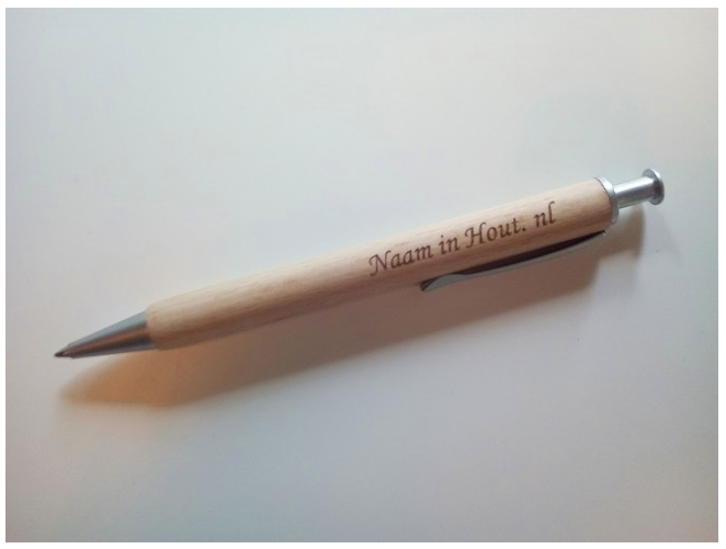 Houten pen met gravure
