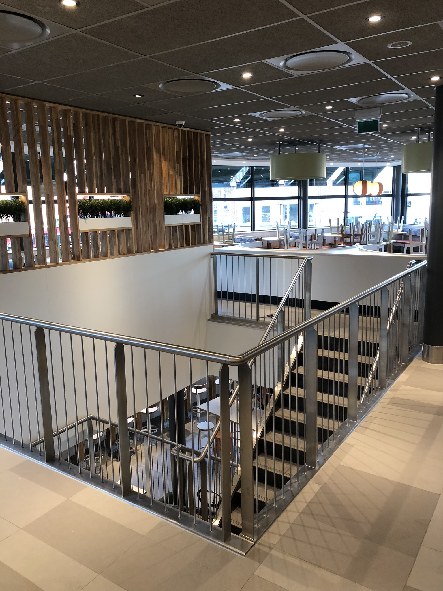 iStairs stalen bordestrap met RVS hekwerk