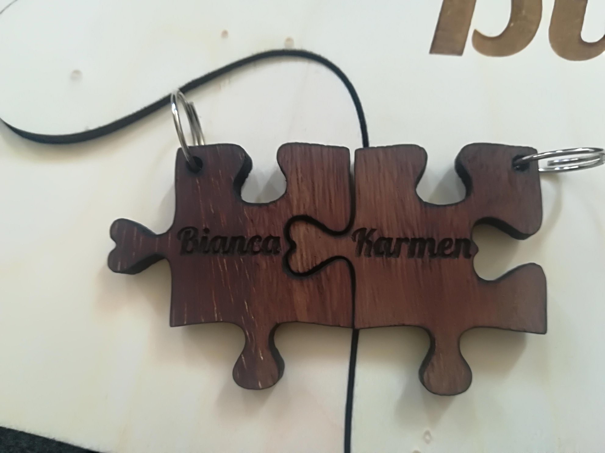 Custom sleutelhangers uit massief hardhout