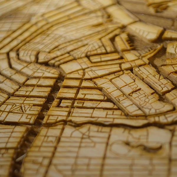 Detail lasergraveren stadskaart in hout