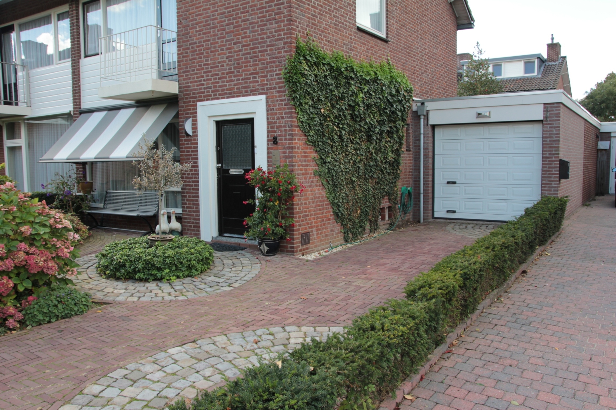 Oude situatie voordeur garage deur