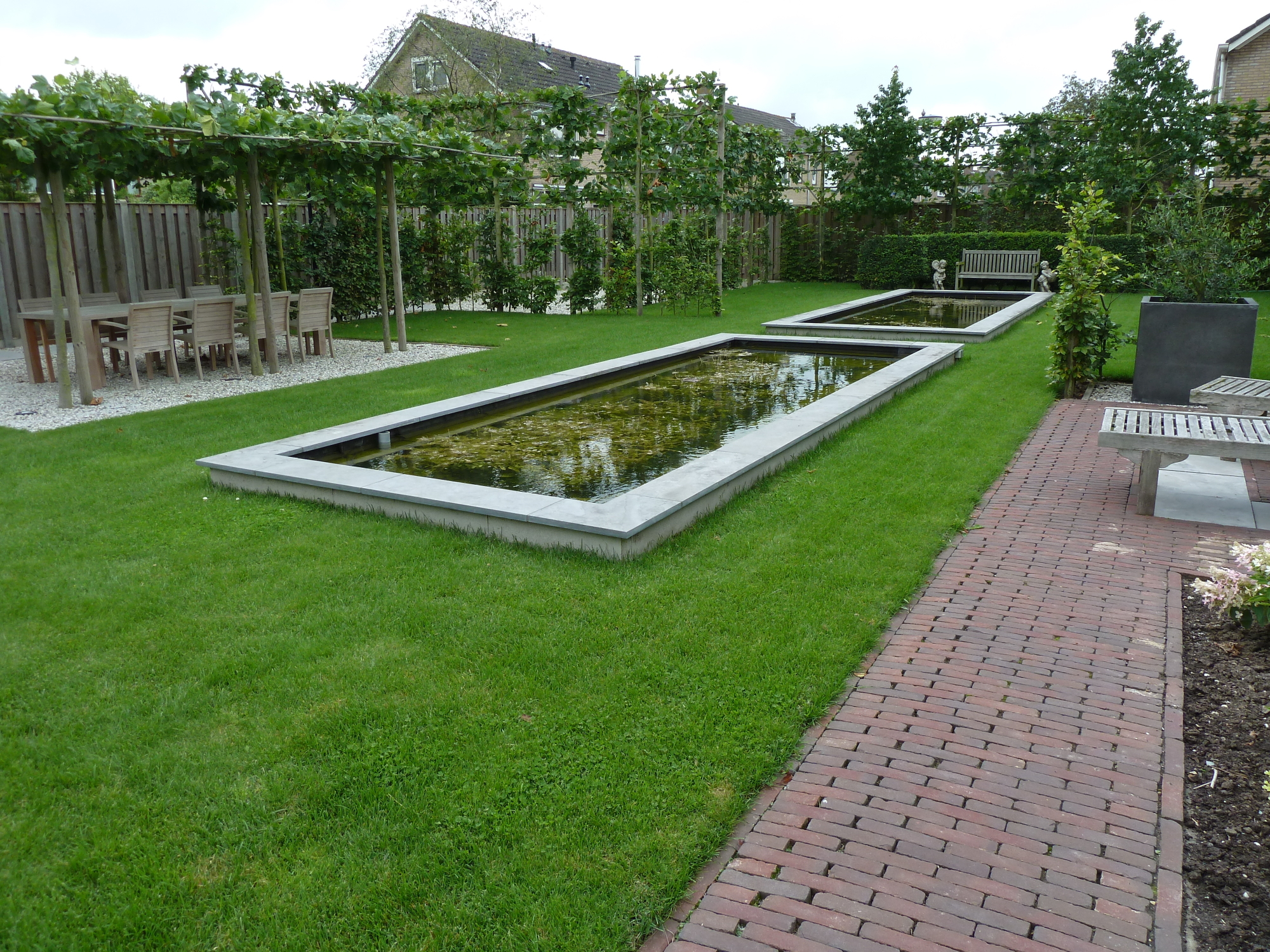 Strakke tuin met vijvers