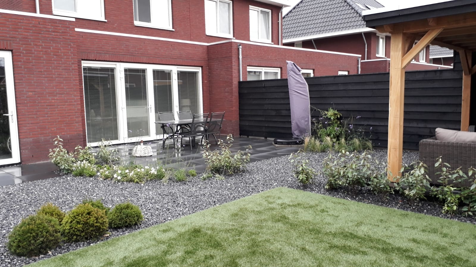 Strakke lijnen maar de beplanting maakt de tuin losser.