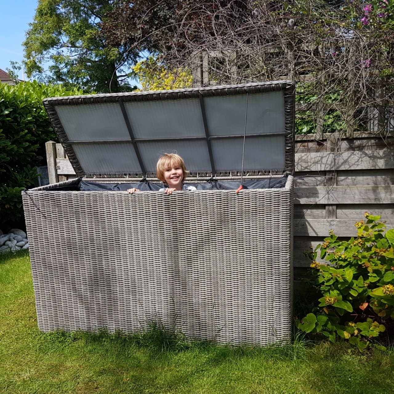 Wat een verrassend ruime kussenbox van AVH outdoor tuinmeubelen!