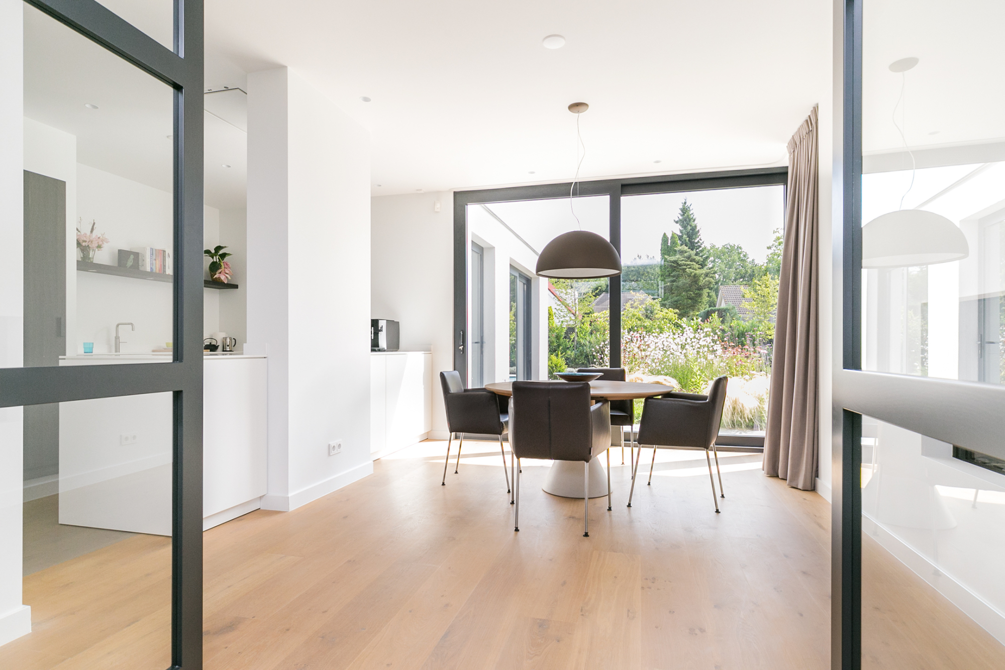 Taatsdeuren open naar eetkamer