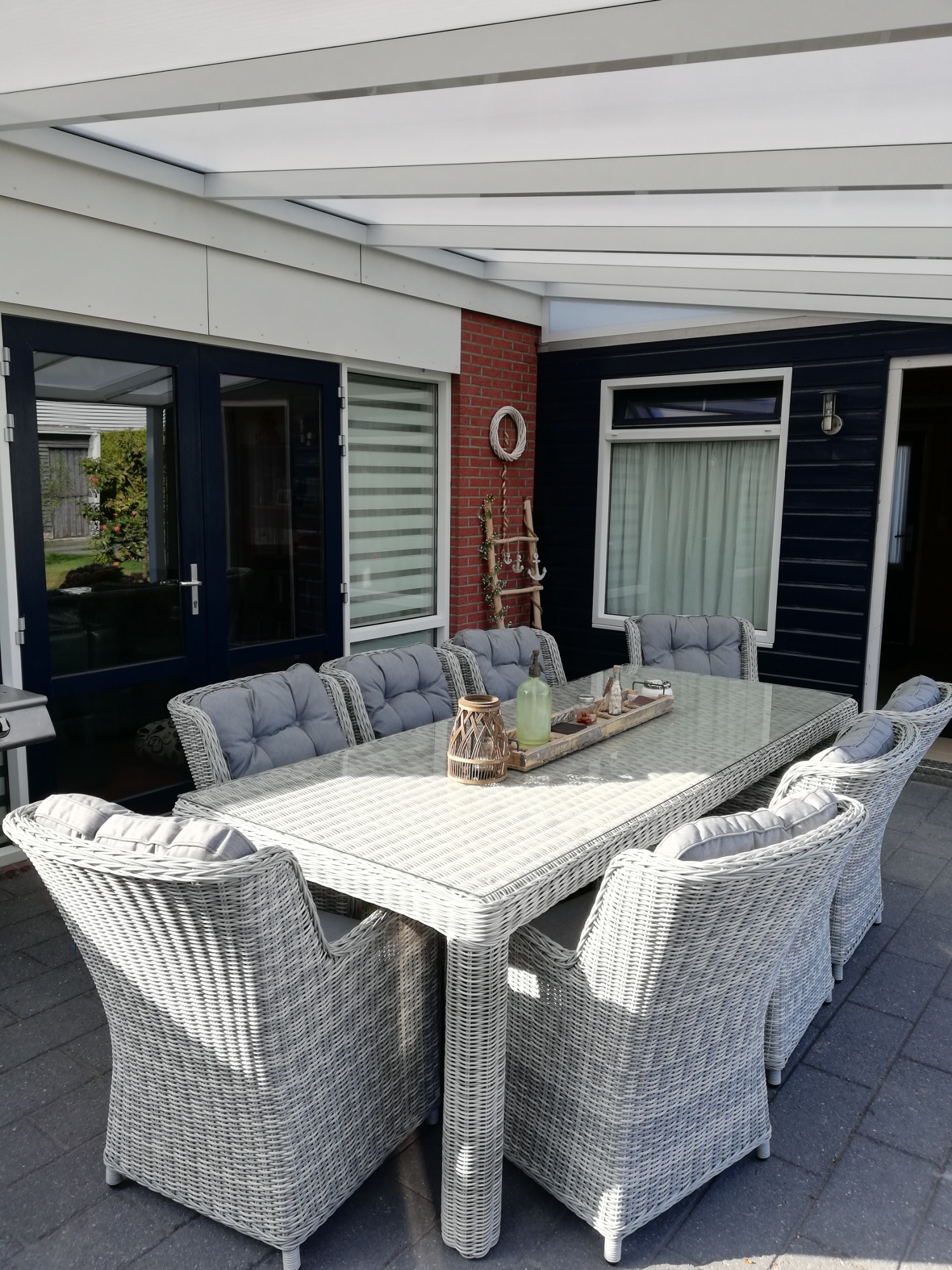 prachtige dinerset voor onder de nieuwe overkapping.