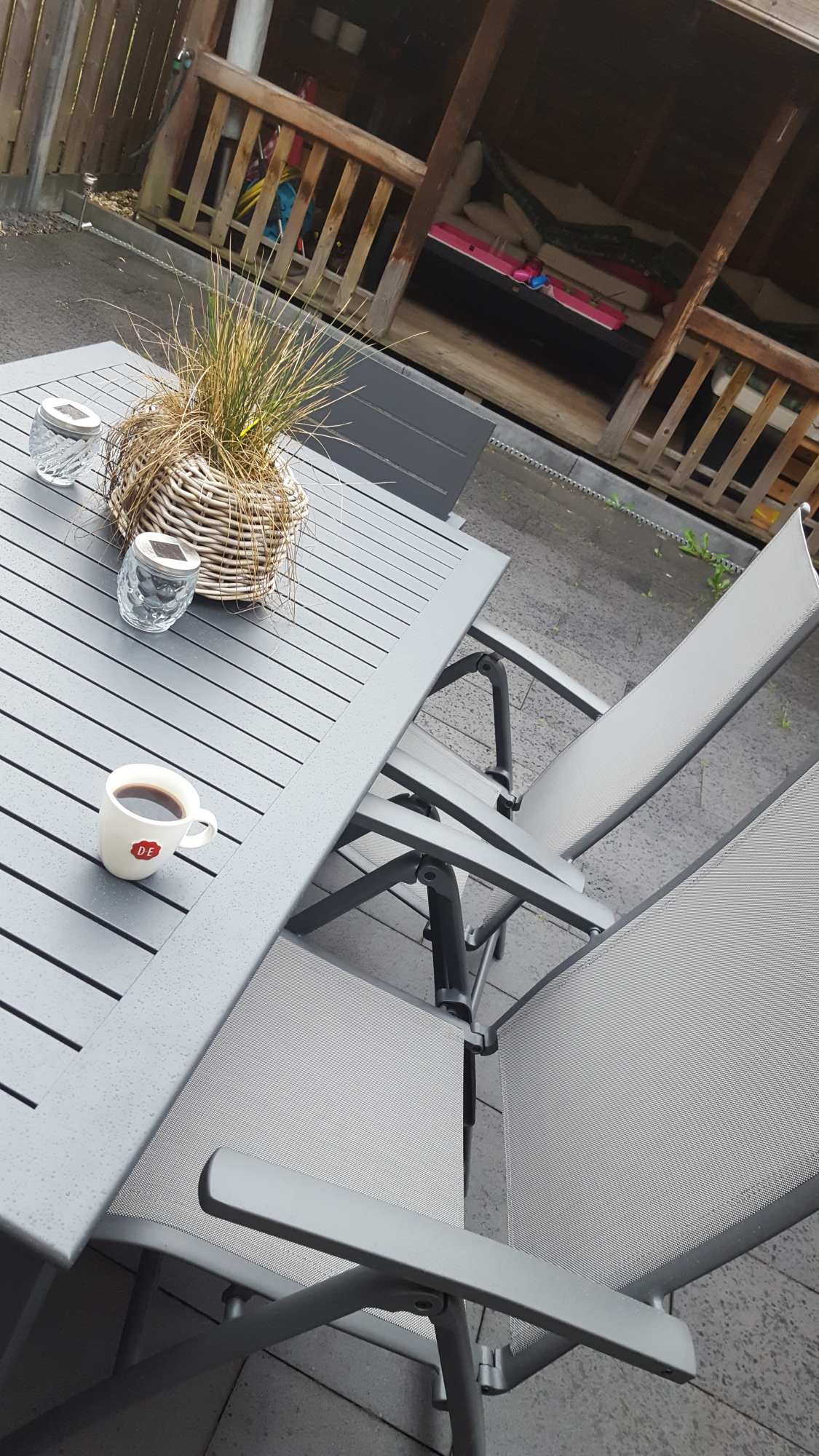 Vanmorgen is ons nieuwe tuinset gebracht.