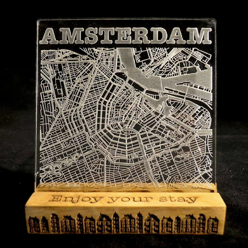 Perspex lasergraveren met houten voet