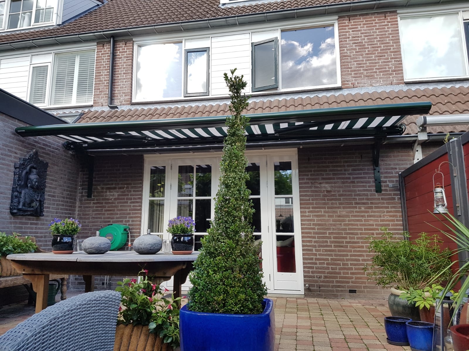 Knikarmscherm op beugels voor dakgoot