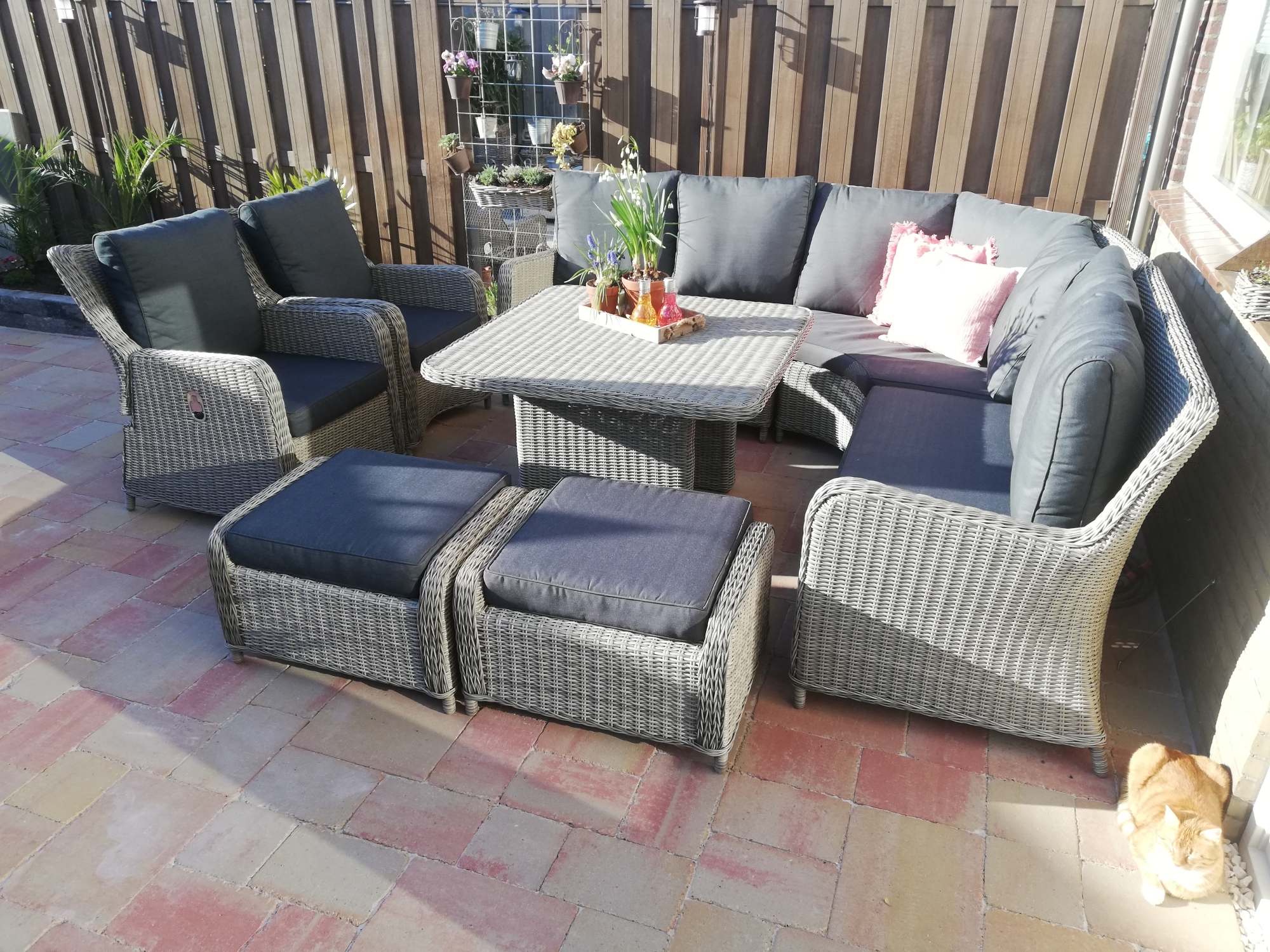 Bij een nieuwe achtertuin hoort natuurlijk ook een prachtige nieuwe tuinset van AVH Outdoor.