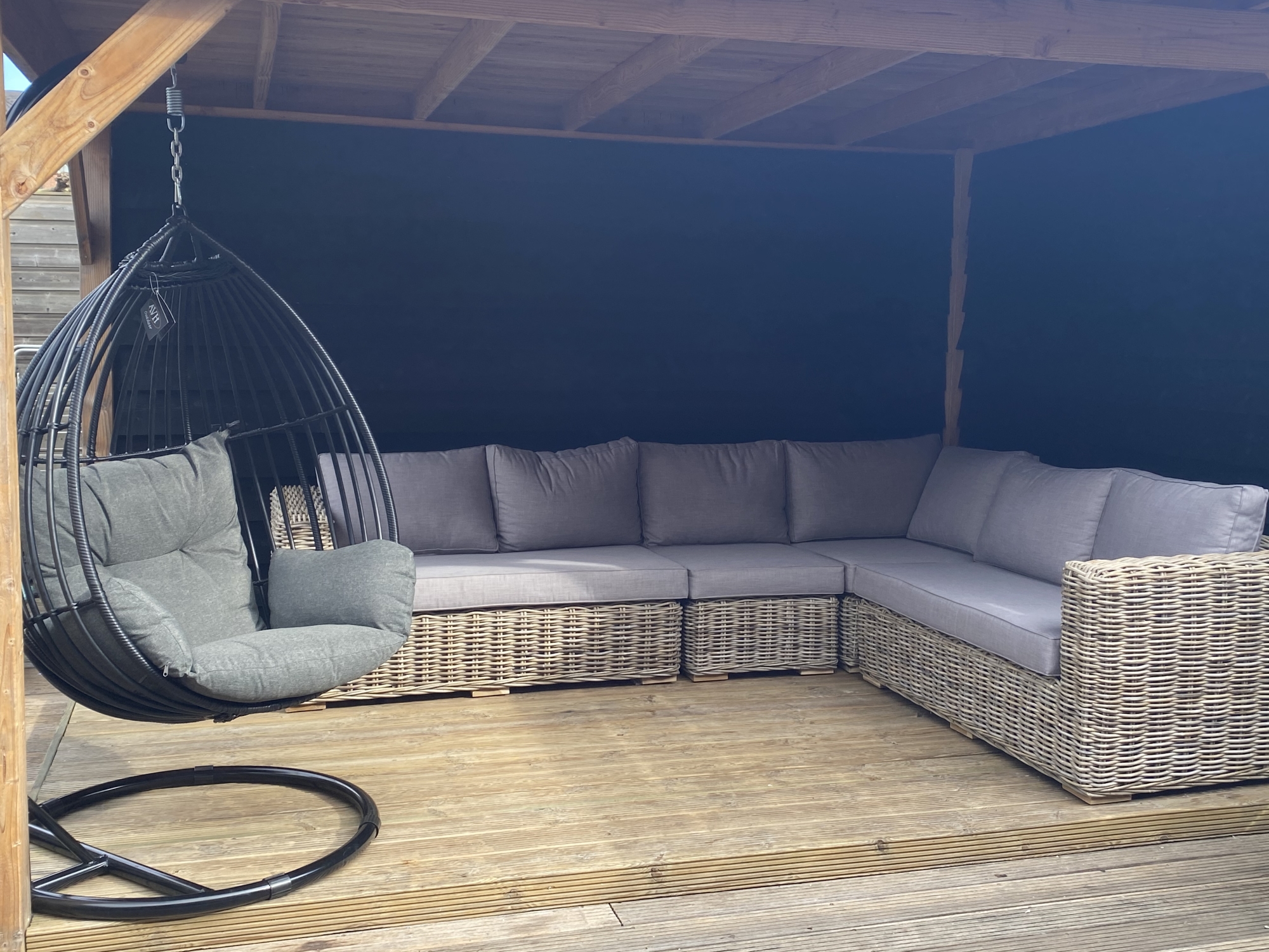 Prachtige hangstoel en loungeset.