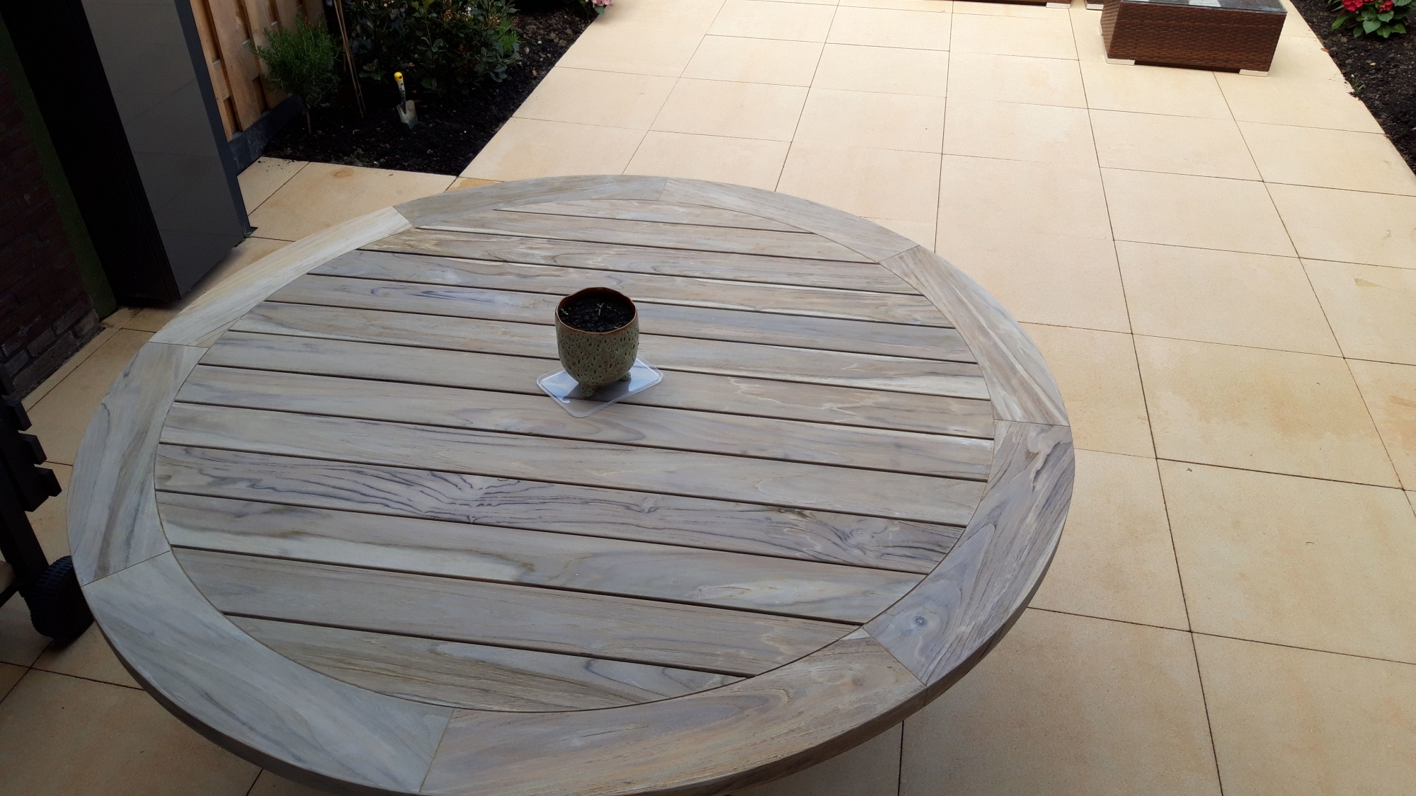 Heel blij met onze ronde Louvre teak houten tuintafel.
