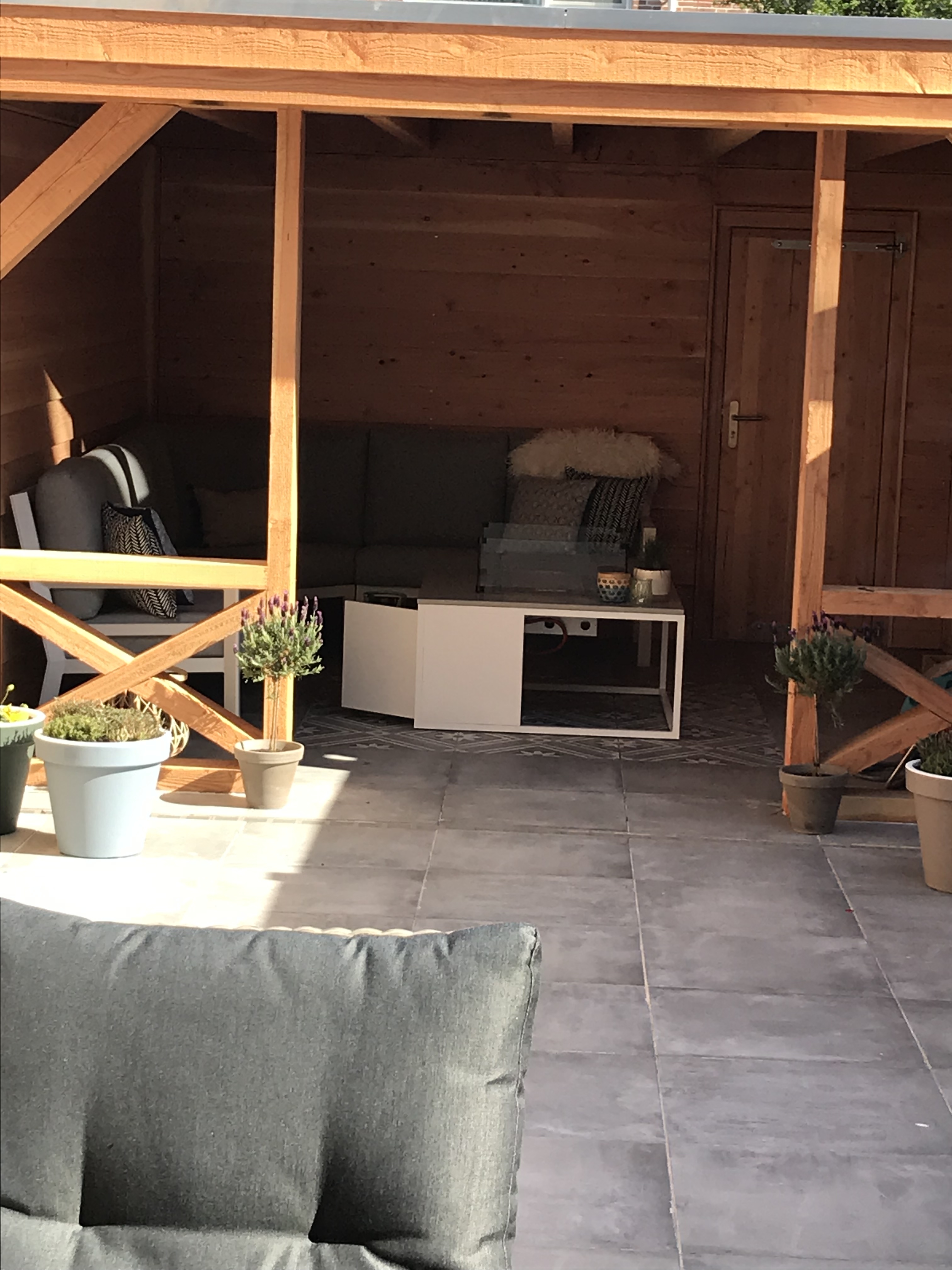 Bij een nieuwe tuin horen natuurlijk ook fijne zitplekken.