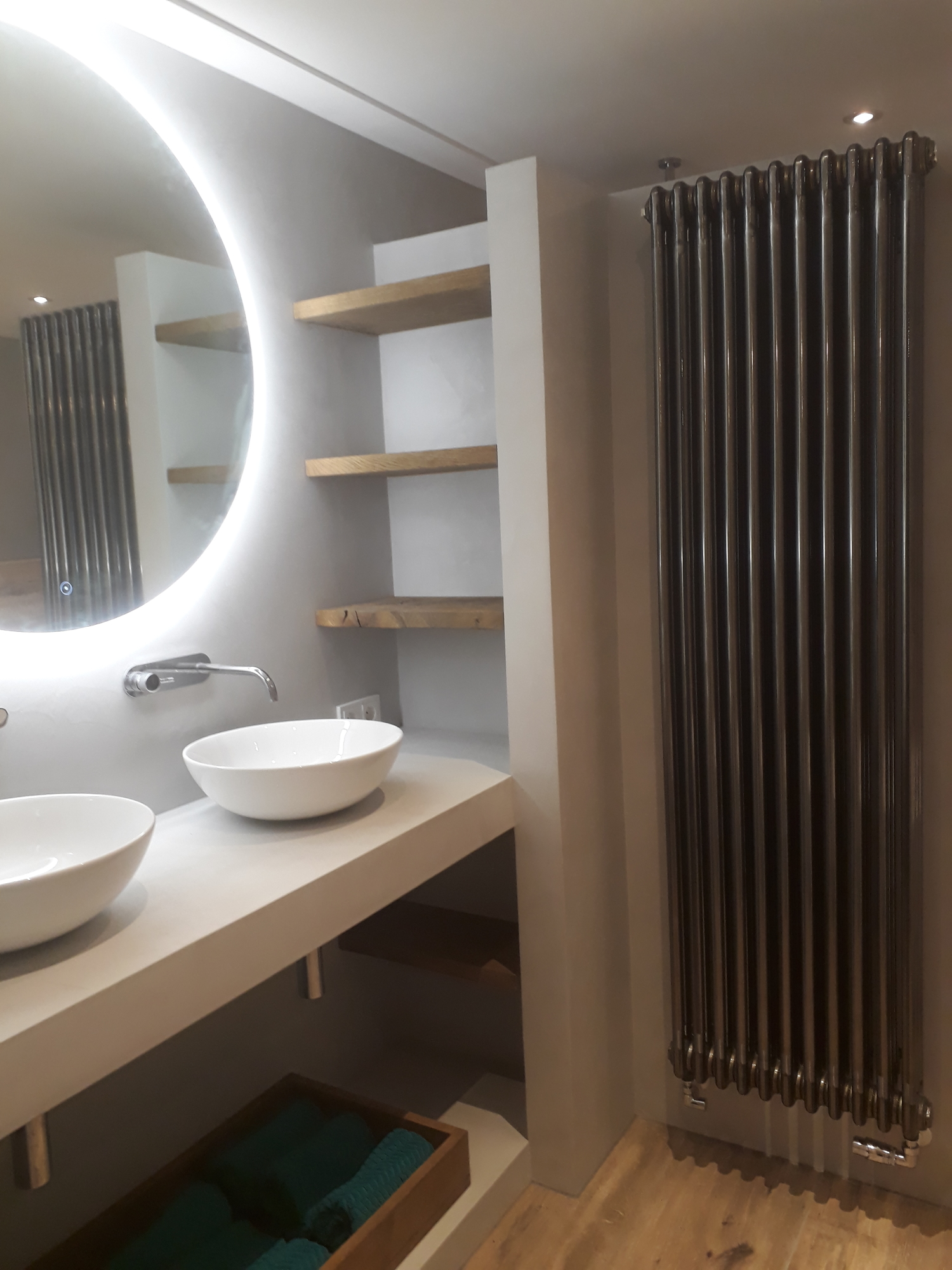 Betonlook badkamer met keramisch parket tegels