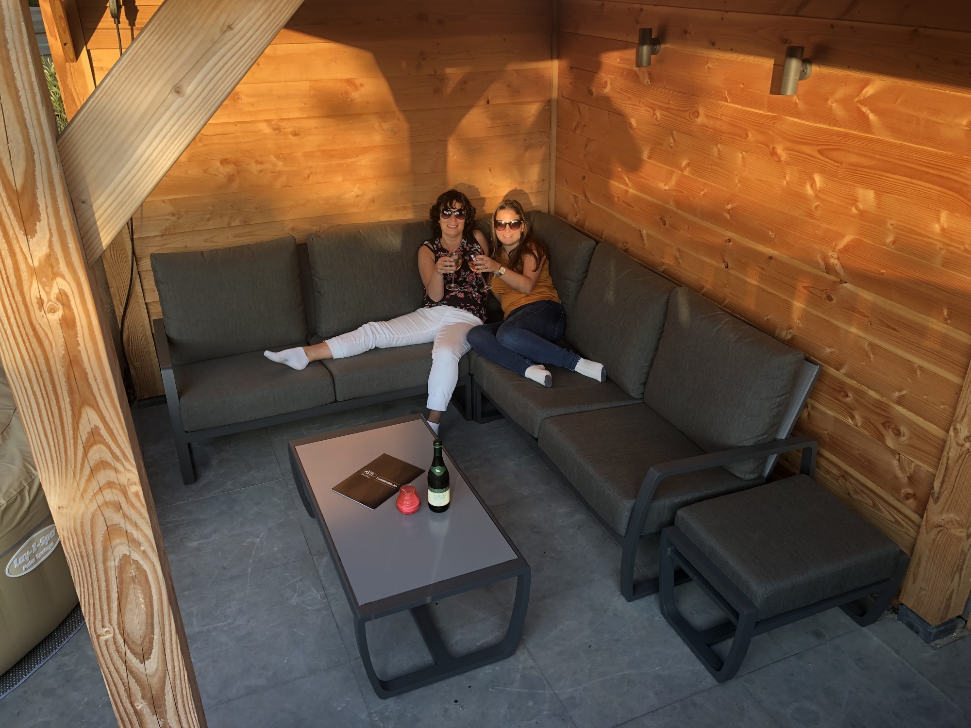 Proost op onze lounge set van AVH Outdoor.
