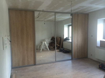 Türen mit Holzoptik und Spiegel
