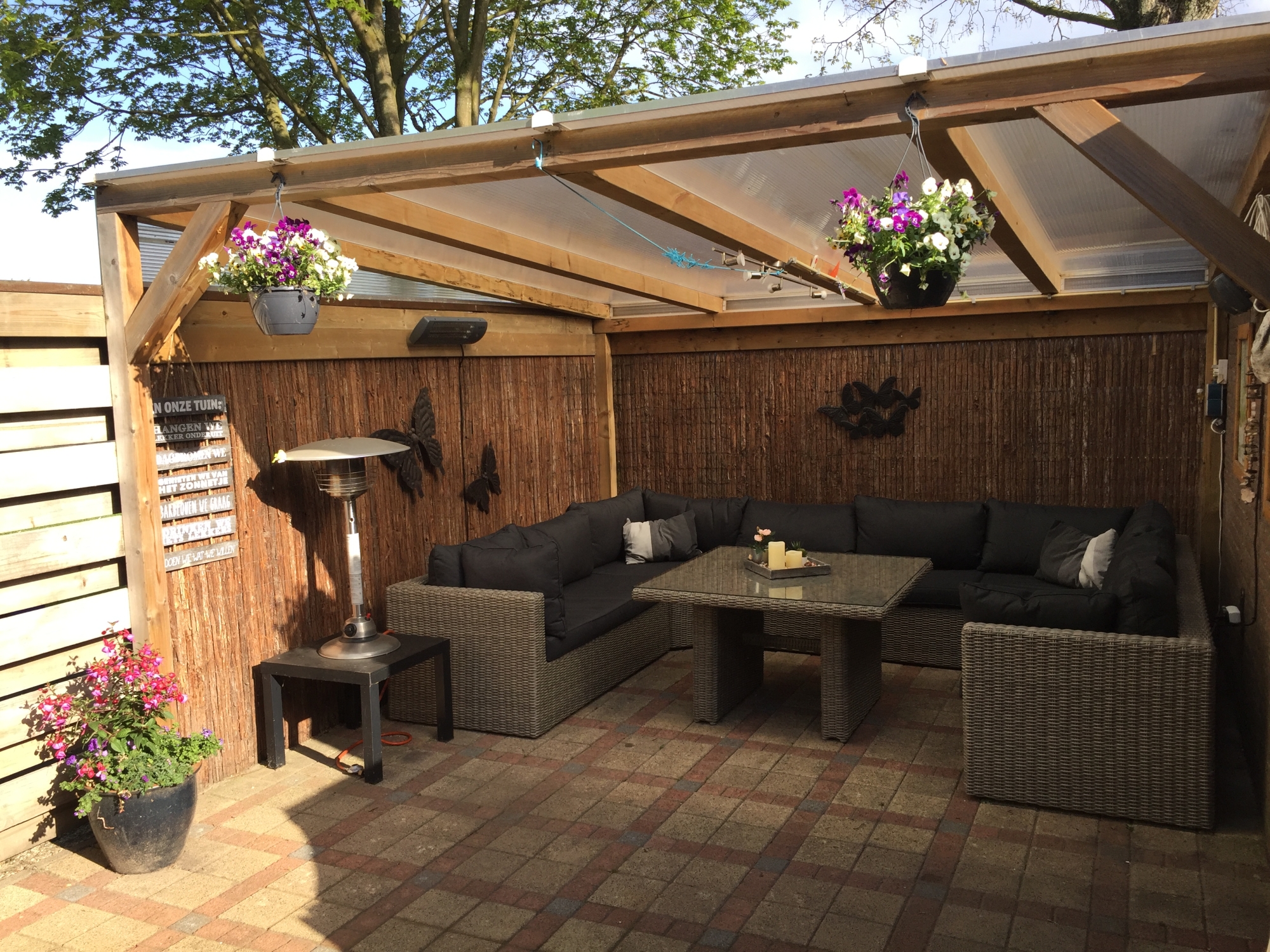 Heel blij met de Roma U hoek dining loungeset, helemaal gebracht in het hoge noorden