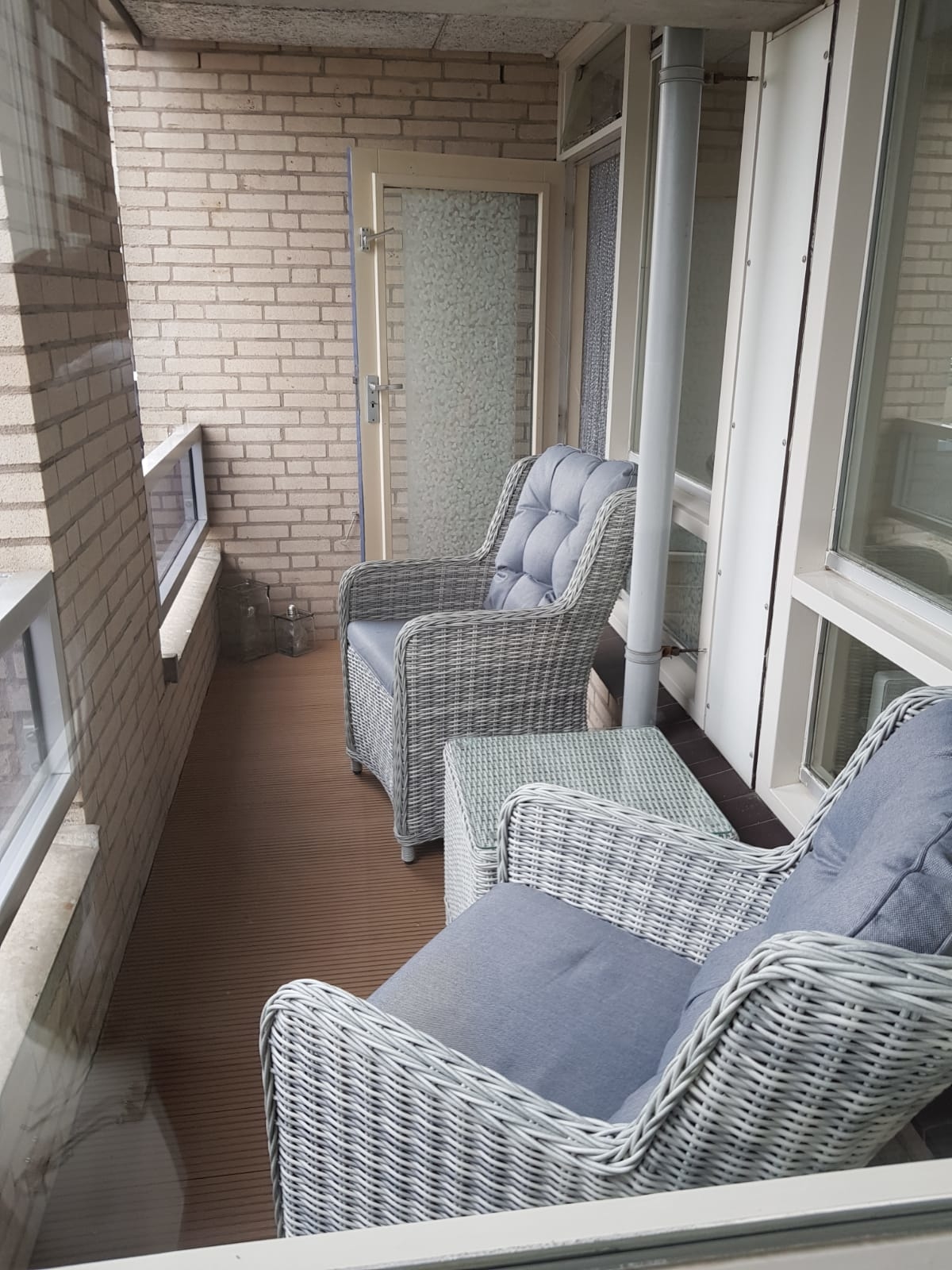 Met de stoelen en tafel van AVH-Outdoor is ons balkon compleet en kunnen we heerlijk genieten