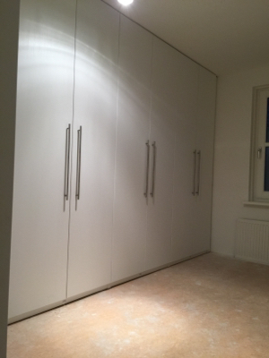 Einbauschrank mit Drehtüren
