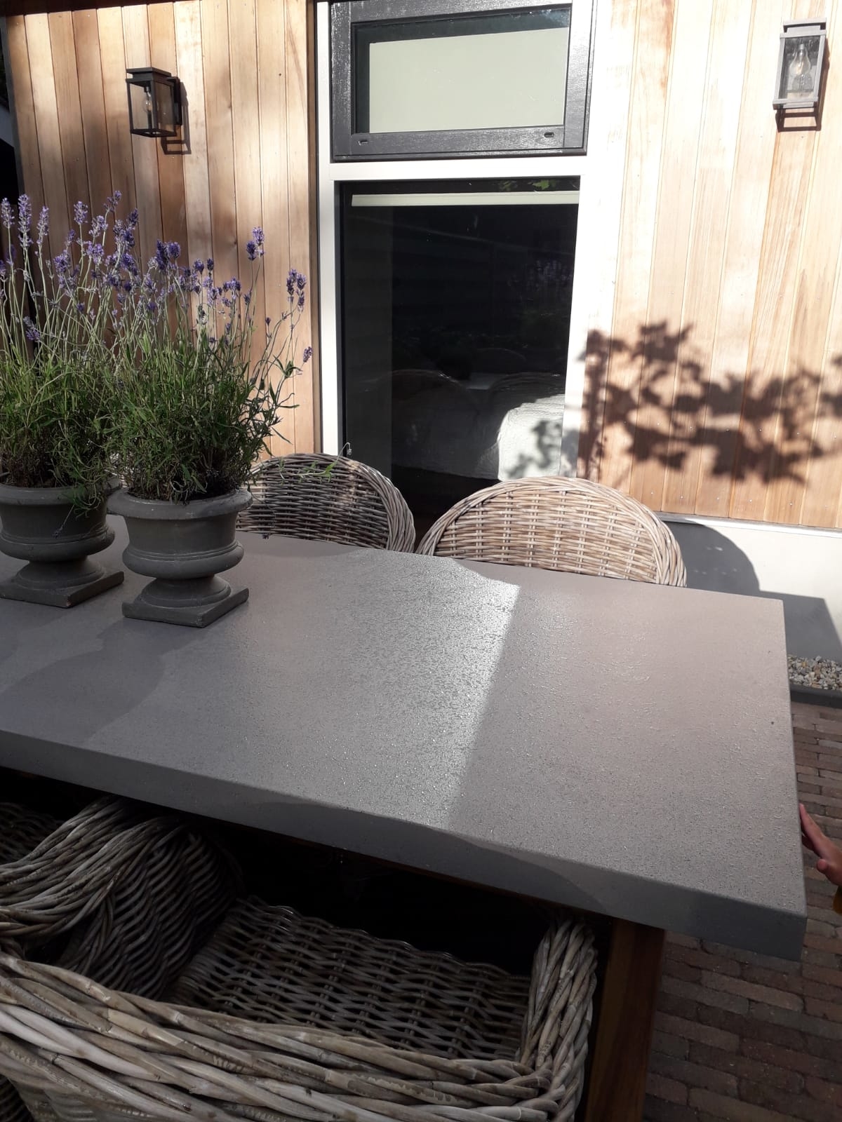 Deze prachtige tuinset is de kers op de taart in onze geweldige tuin.