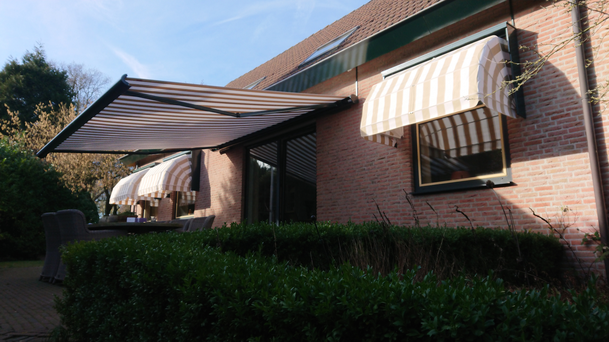 Knikarmscherm Opal met markiezen in groene omkasting