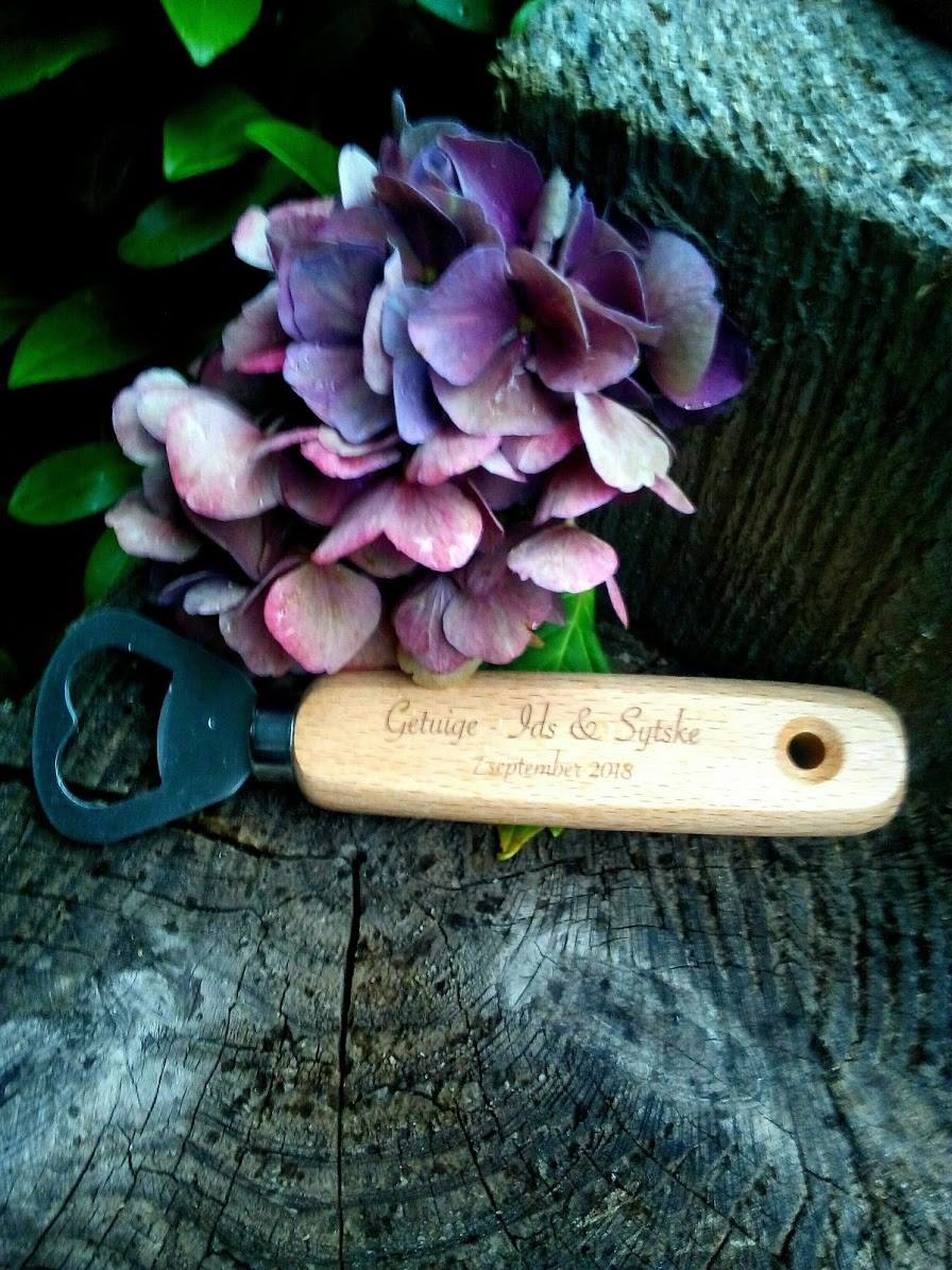 Flessenopener van hout met eigen tekst