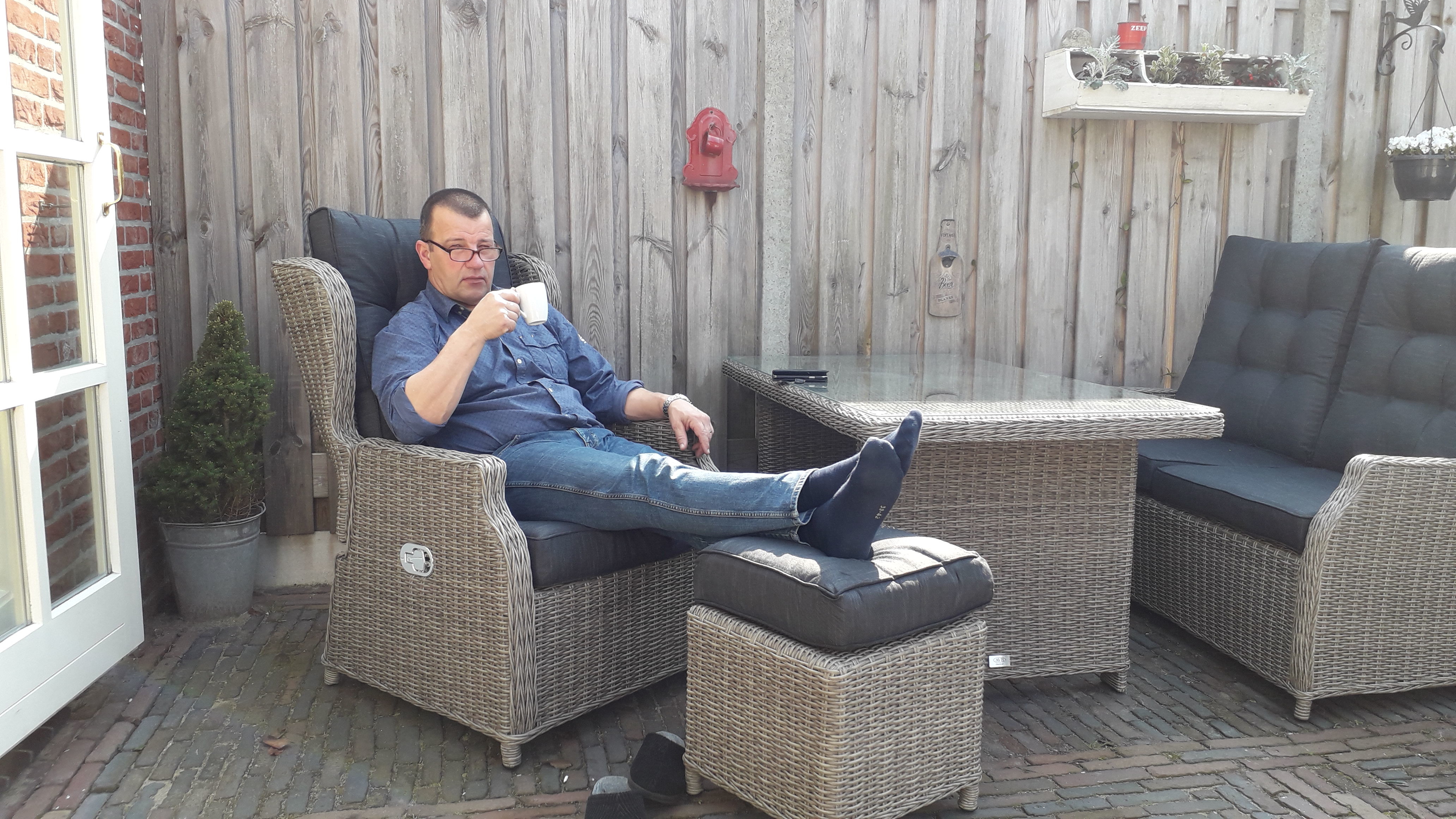 Heerlijk relaxen op de nieuwe tuinset