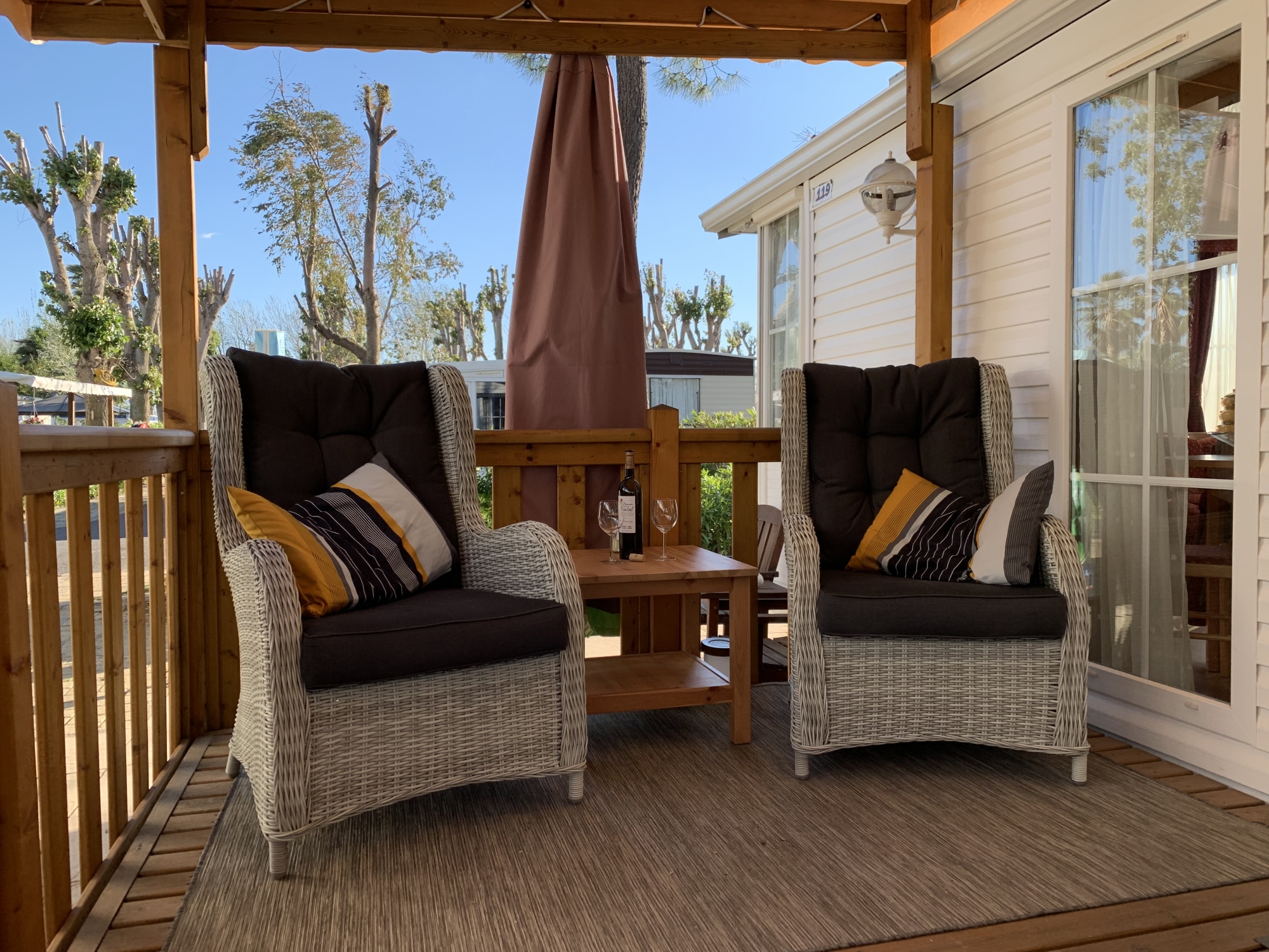Thuis genieten we al van de loungestoelen.