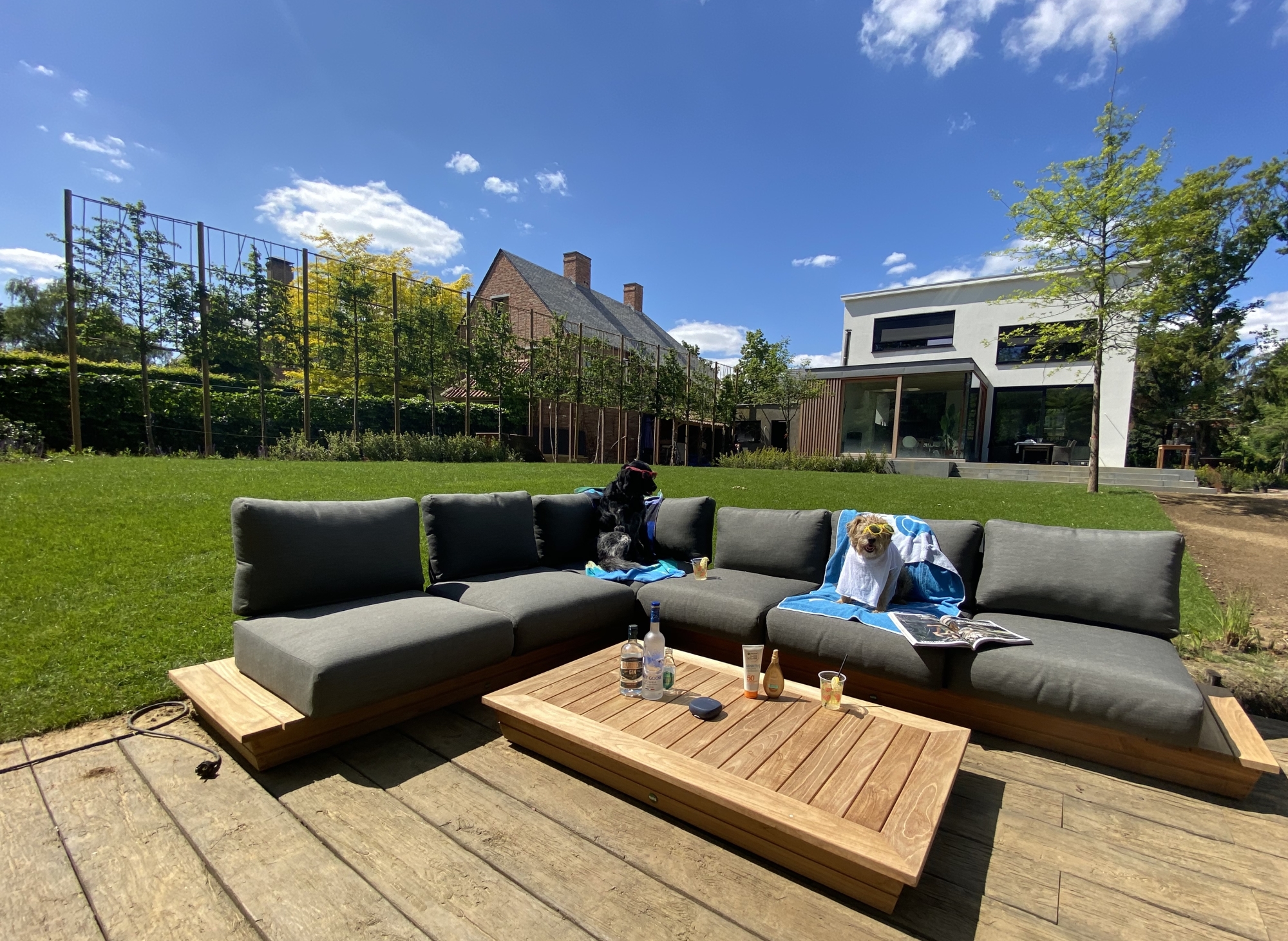 De jongens aan het genieten van hun dagelijkse aperitief in de lounge.
