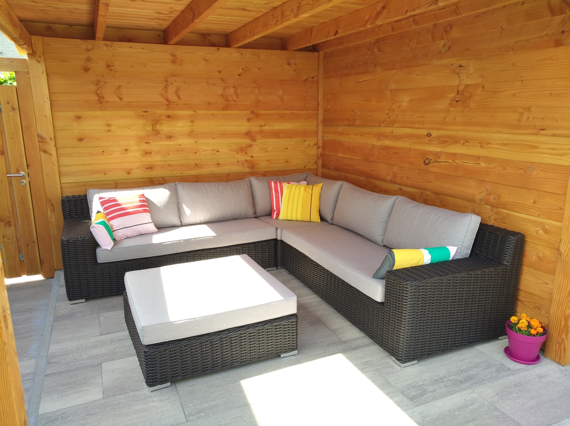 Een super mooi en heerlijk loungeset gekocht bij AVH outdoor Tuinmeubelen.