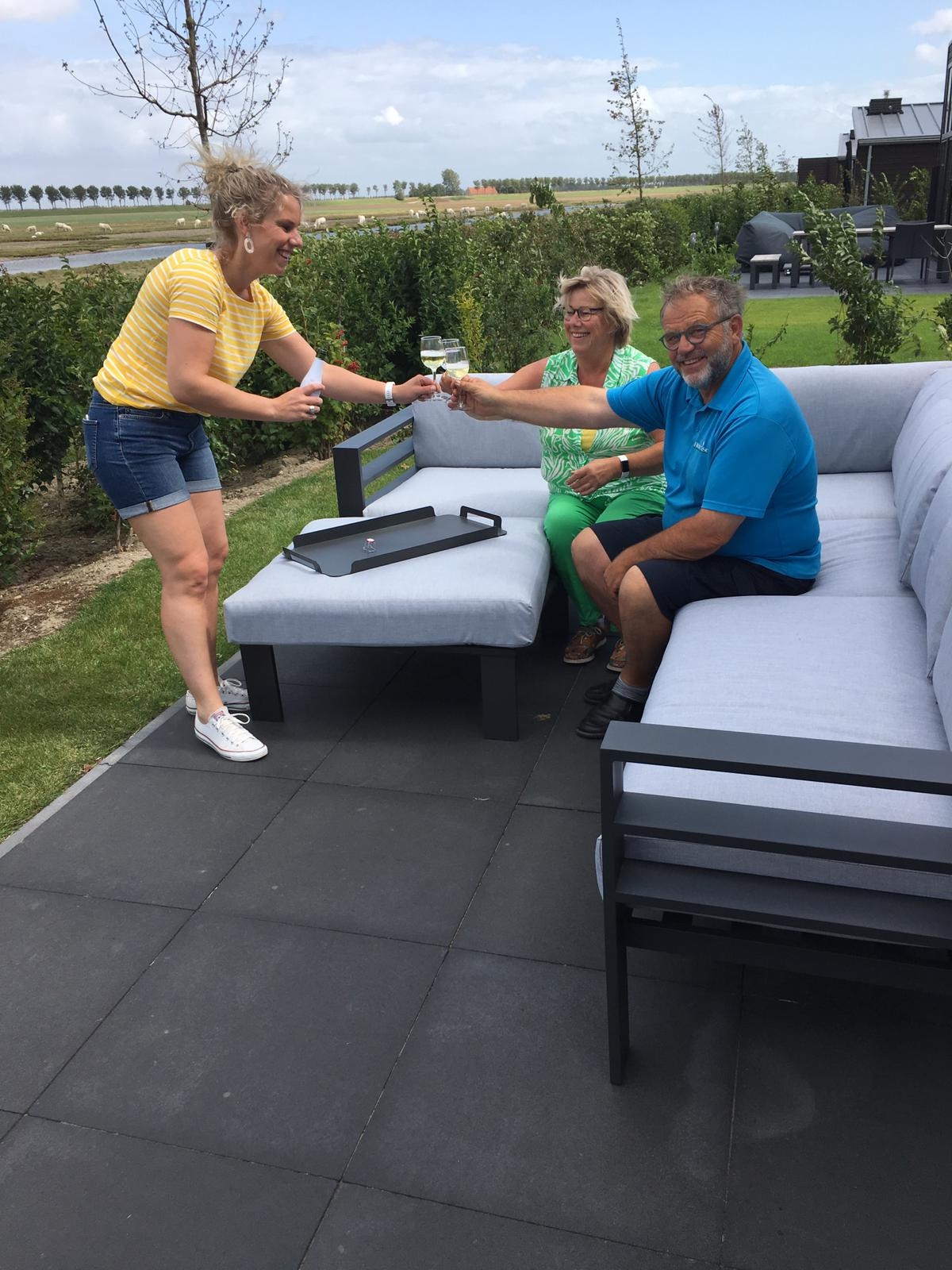 Cheers! De fantastische loungeset maakt deze prachtige plek helemaal af!