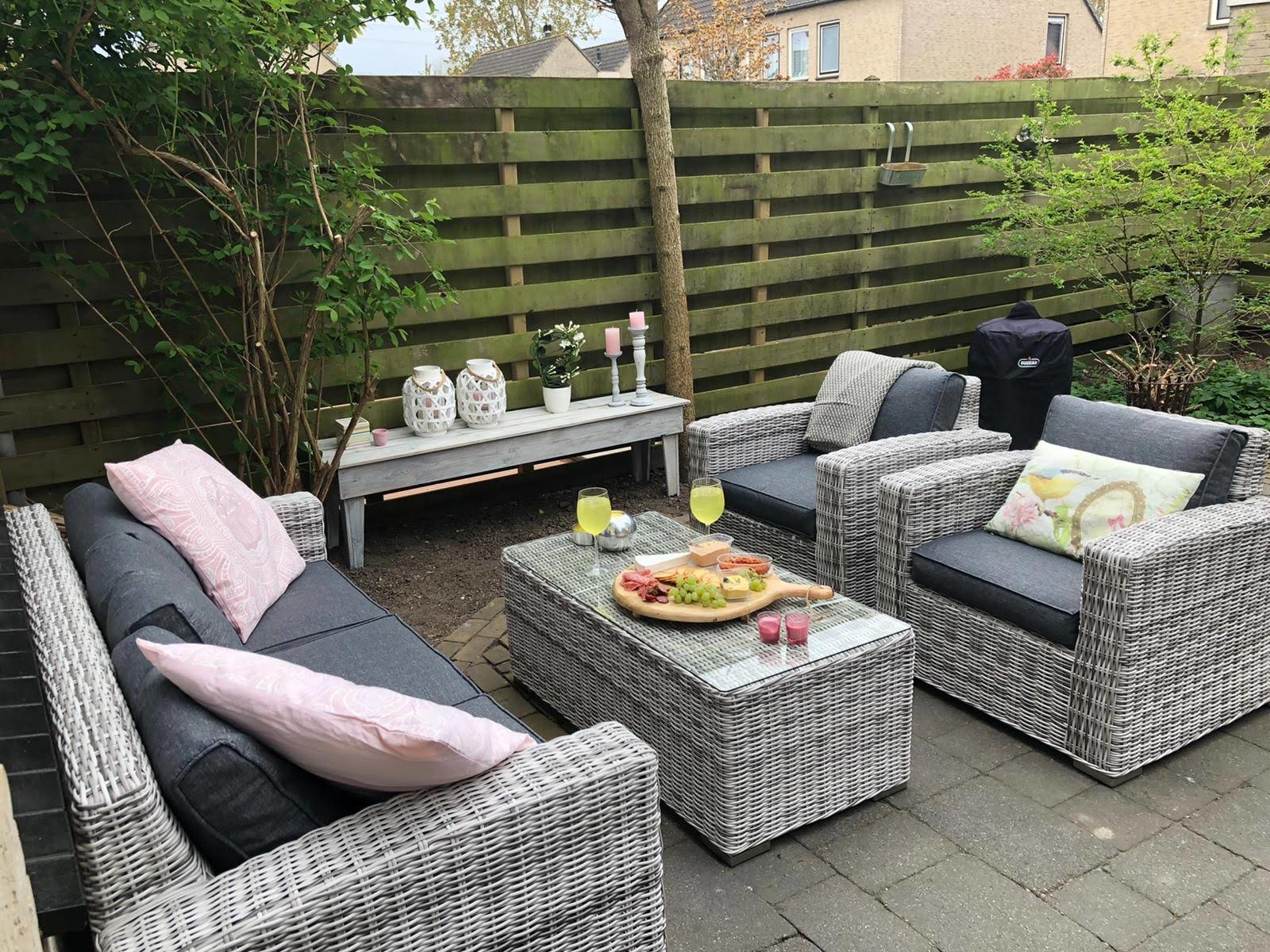 Na jaren bivakkeren op campingstoelen nu heerlijk loungen met klasse.