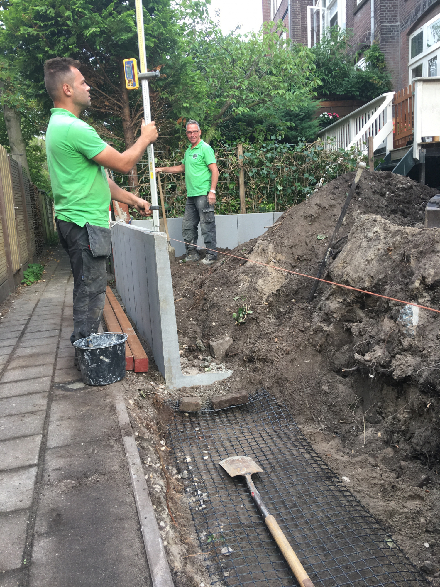 Keerwand van betonelementen voor opvangen hoogteverschil