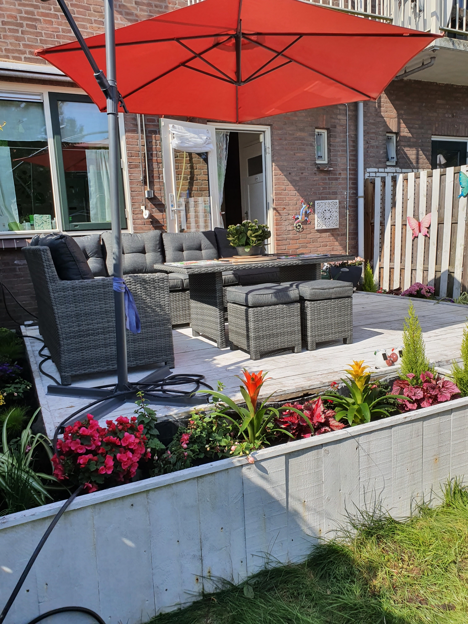 Wij zitten heerlijk in de tuin!