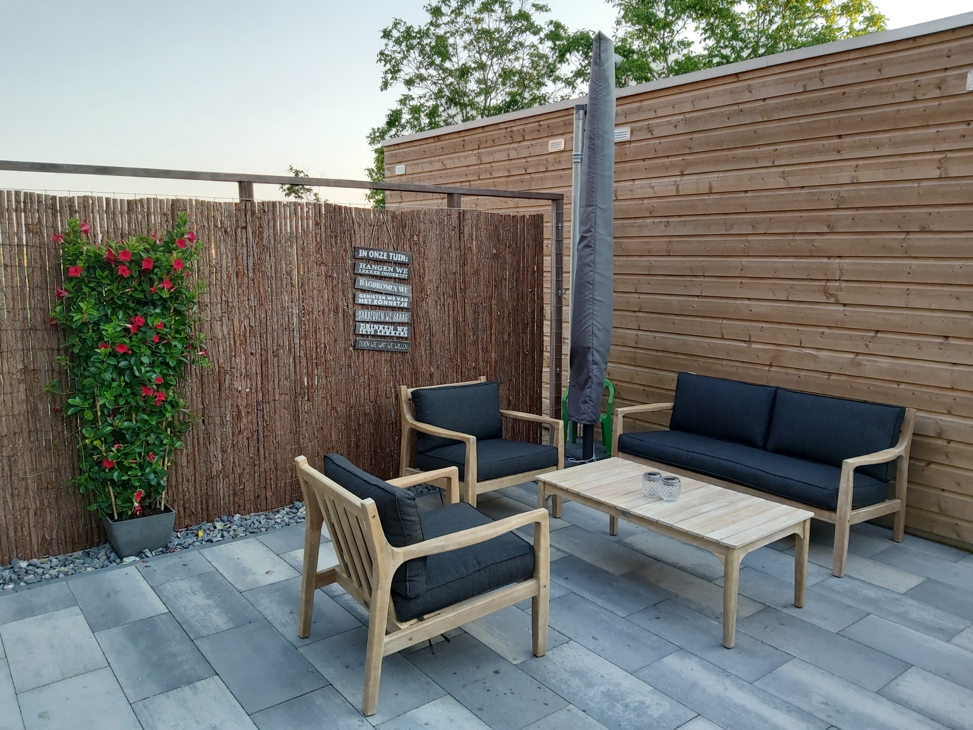 hopend op heerlijke lange zomeravonden. waarop we heerlijk kunnen relaxen op dit mooie tuinset..