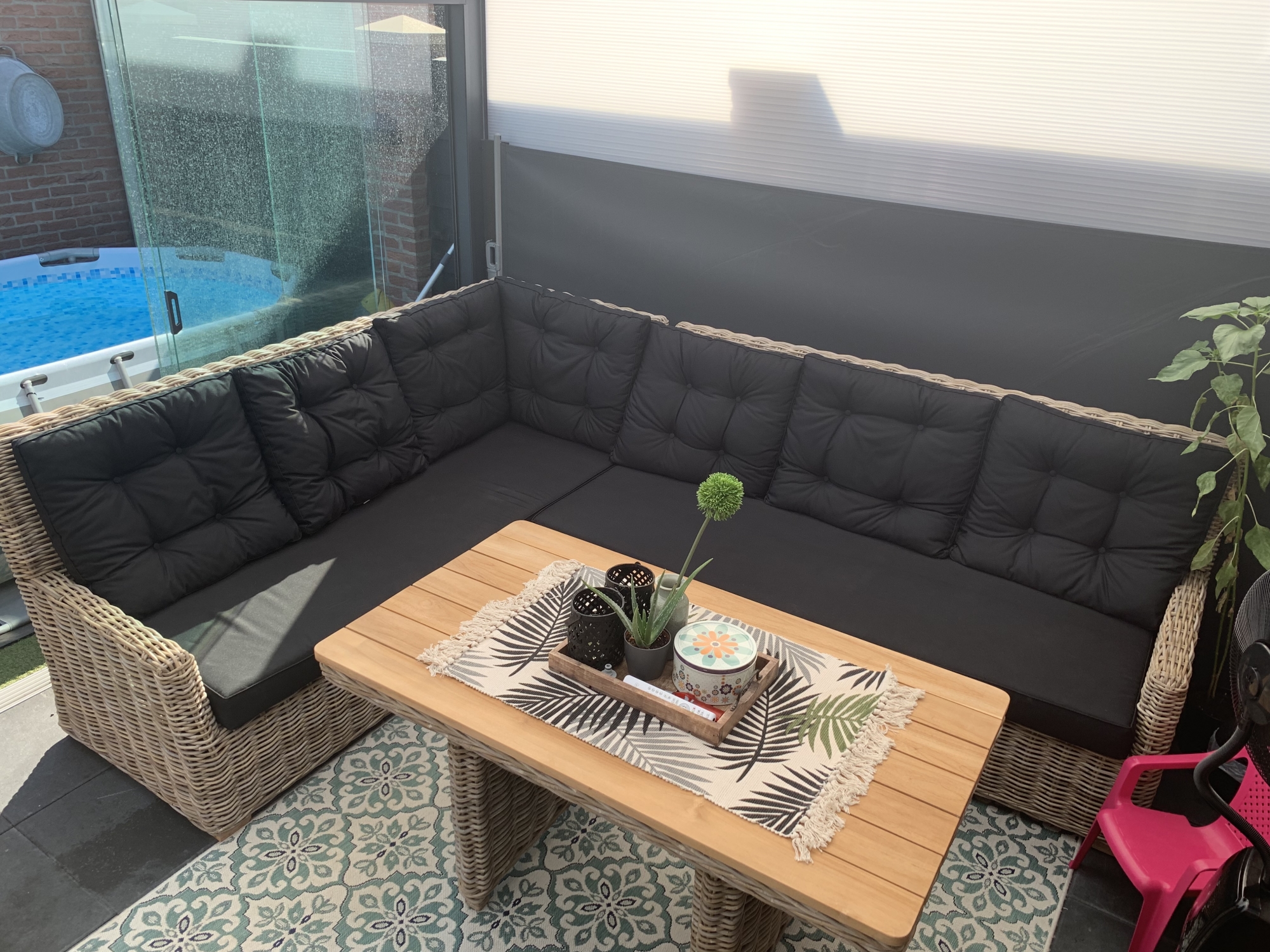 We misten een fijne set onder onze veranda.