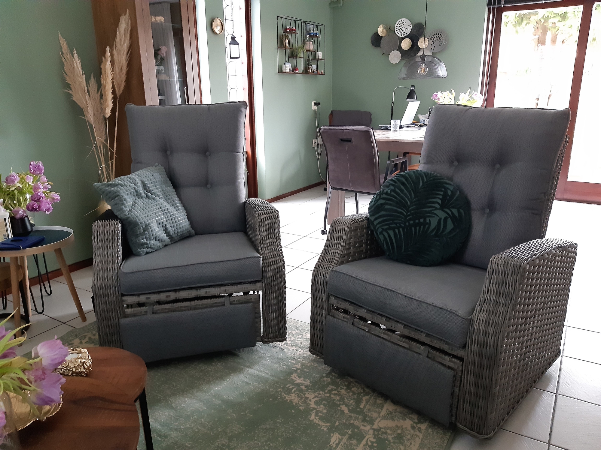 De stoelen zijn zo mooi en ze zitten zo lekker, dat we ze binnen hebben gezet.