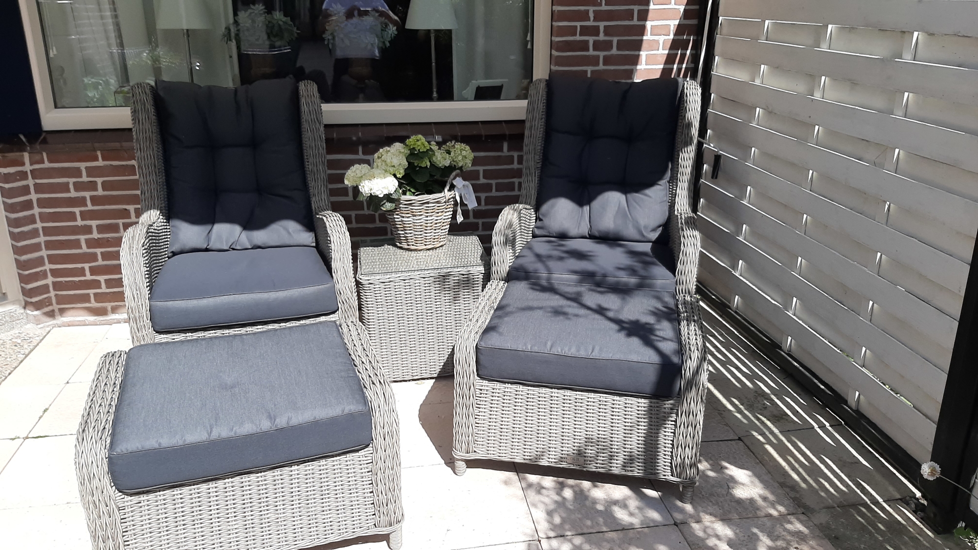 Luxe balkonset voor in de tuin.