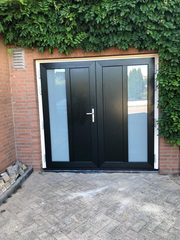 Garage deuren met in de deuren stroken satijn beglazing