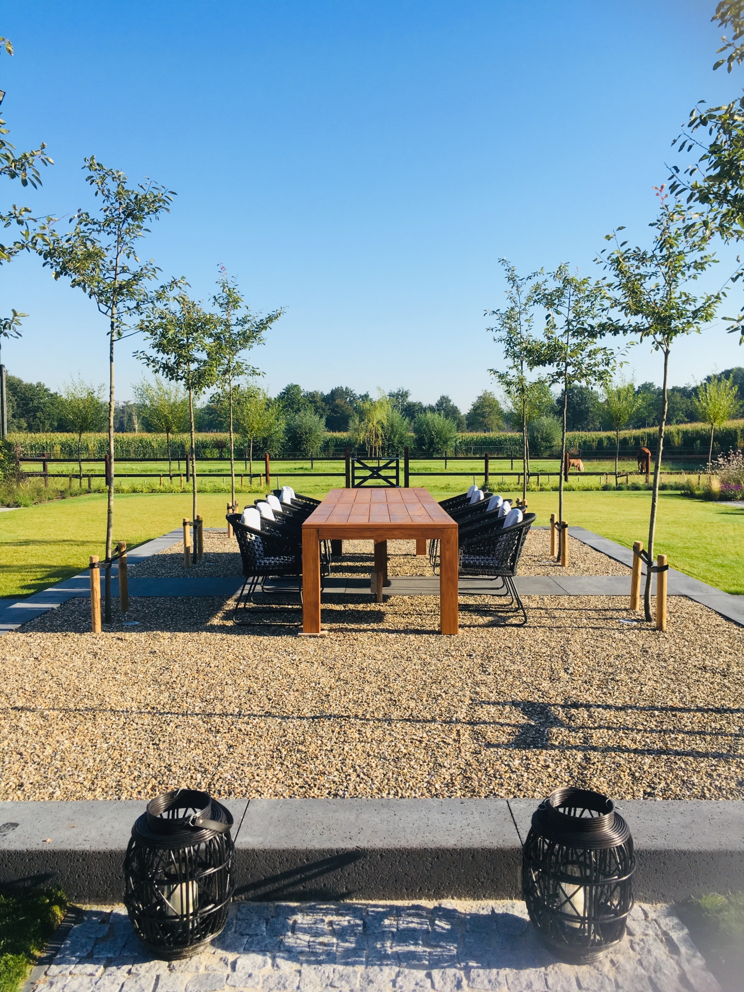 Deze prachtige 4 meter lange teak tafel verdient deze plek!