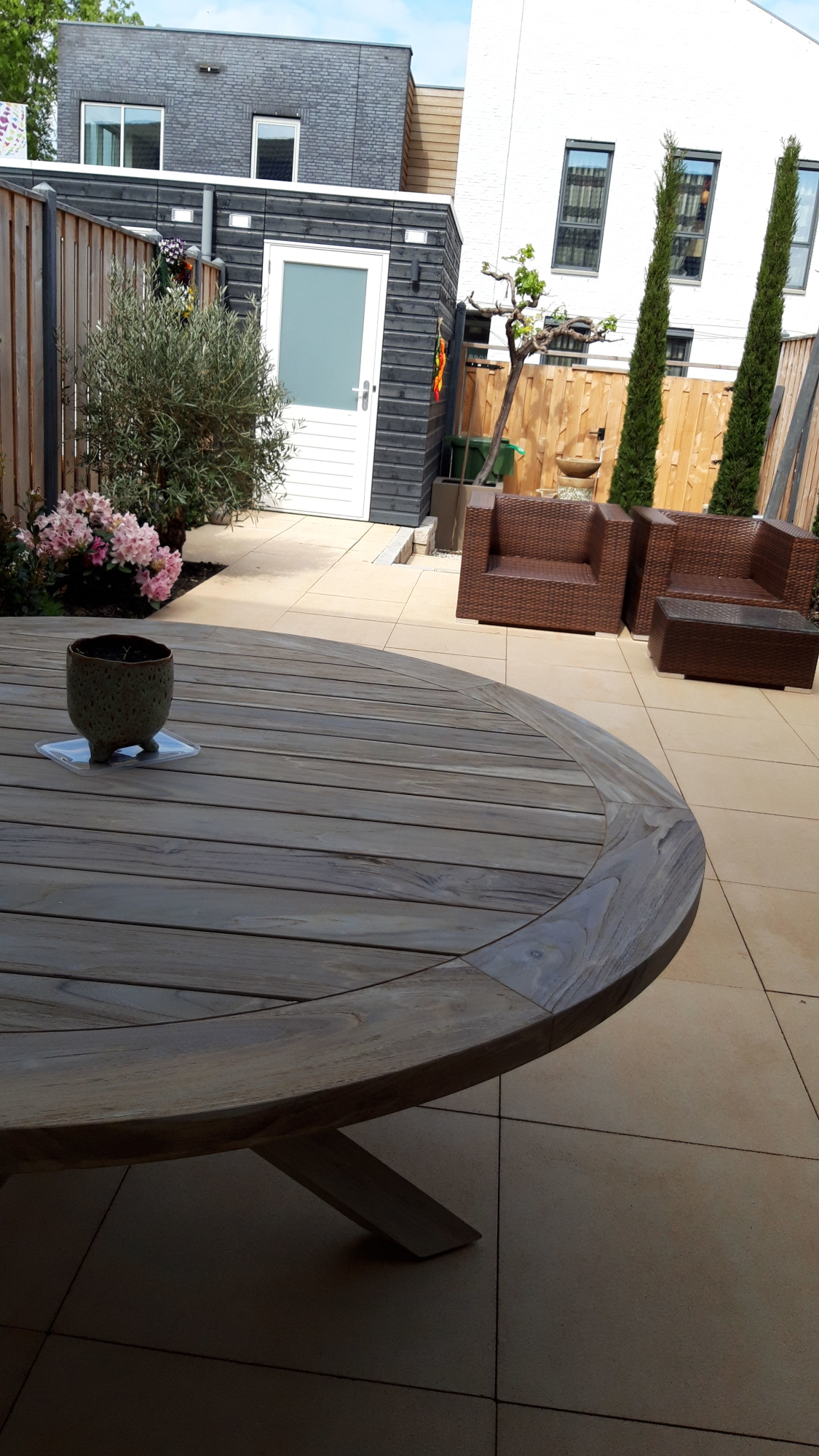 Heel blij met onze ronde Louvre teak houten tuintafel.