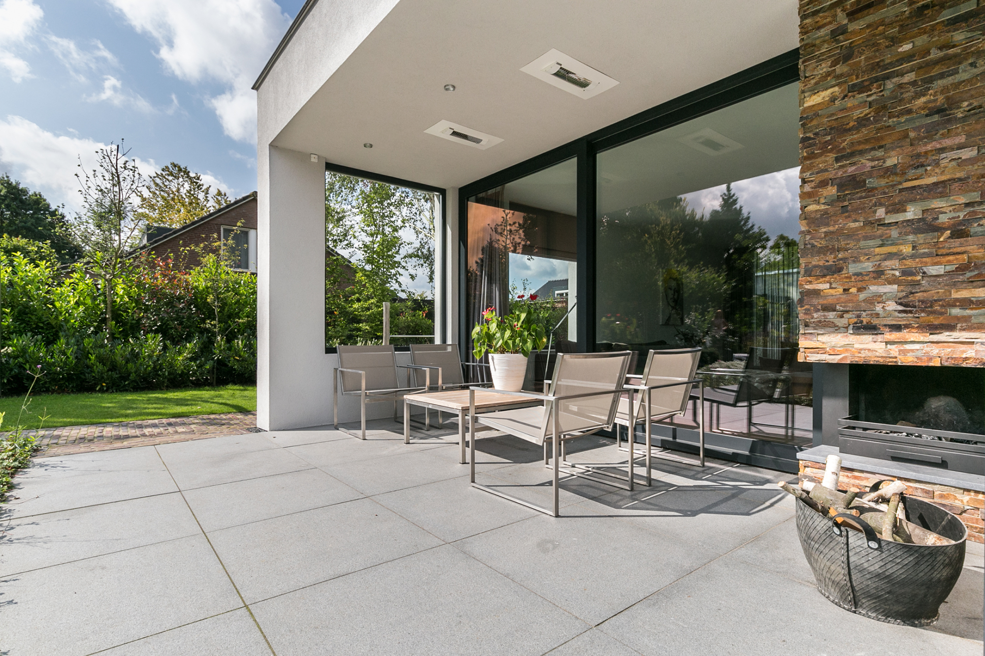 Veranda met warmtelampen/ buitenhaard