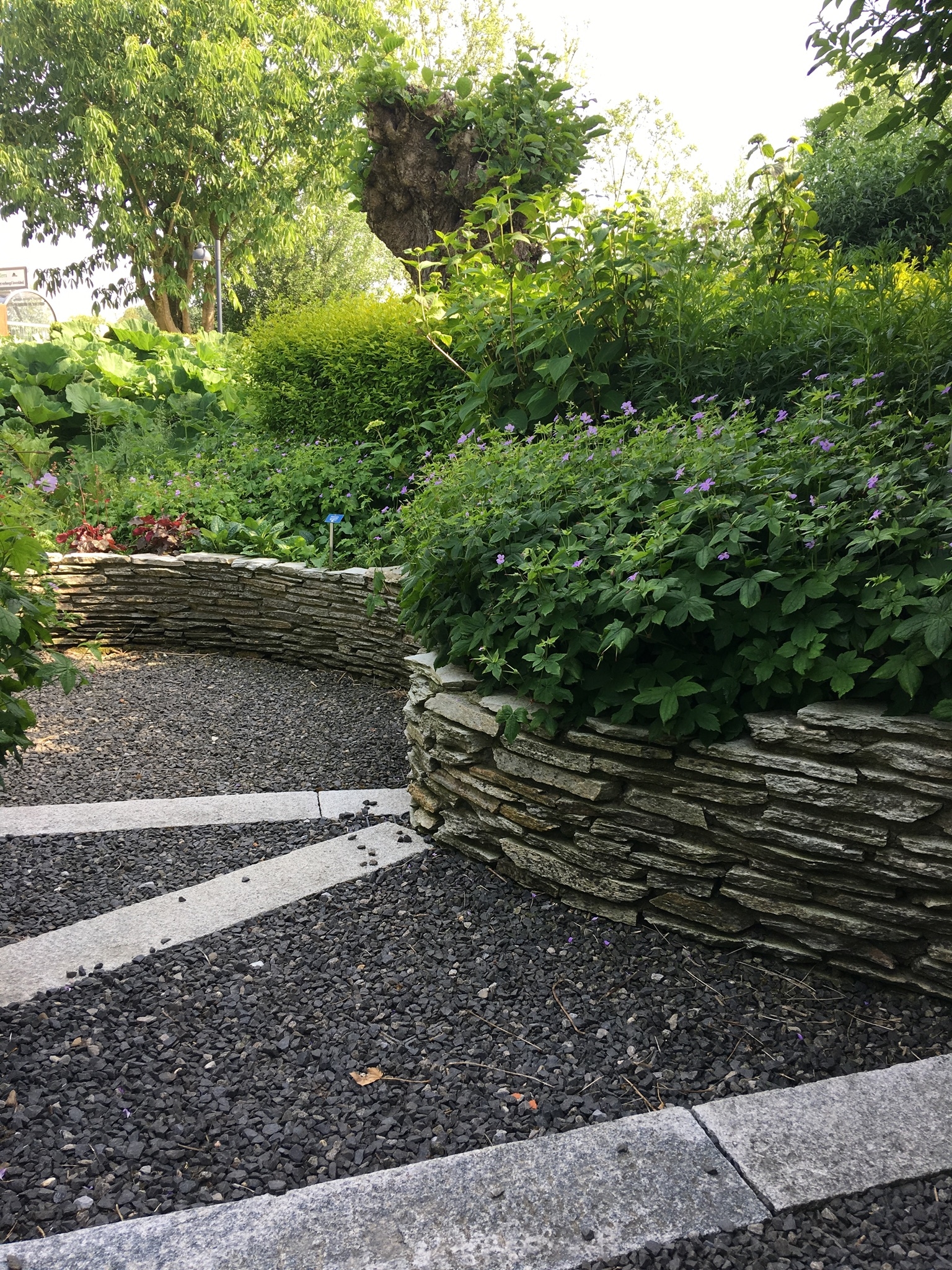 Stapelmuurtje met flagstones of leisteen