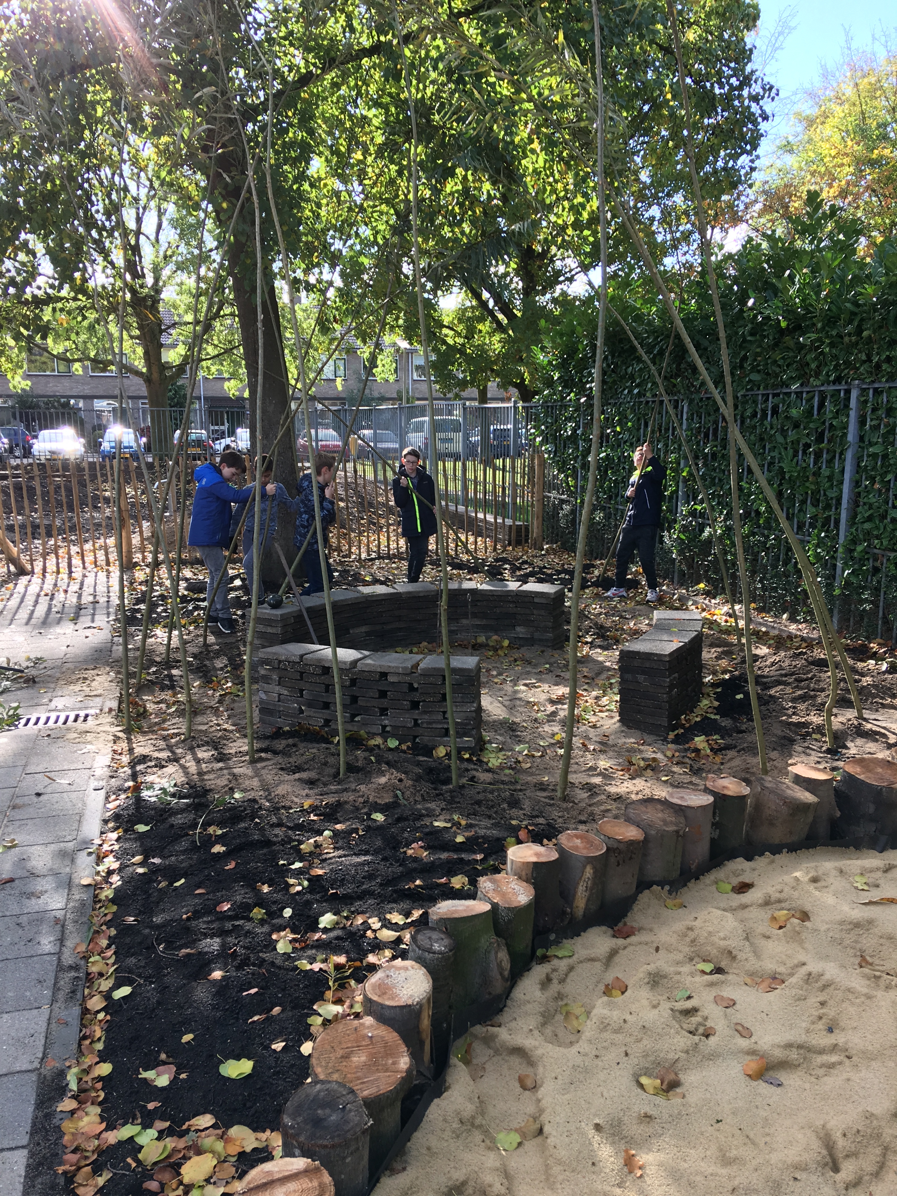 Groen schoolplein in de maak - zandbak en wilgenhut