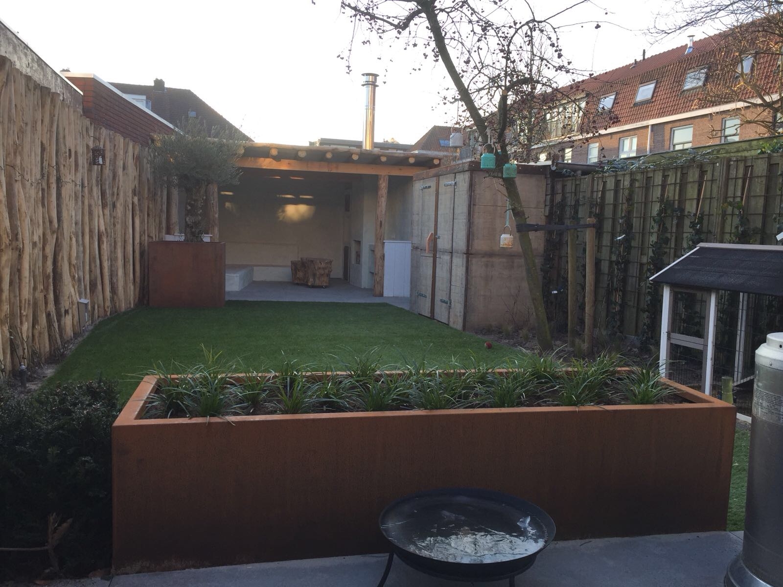 Op de voorgrond: cortenstaalbakken.