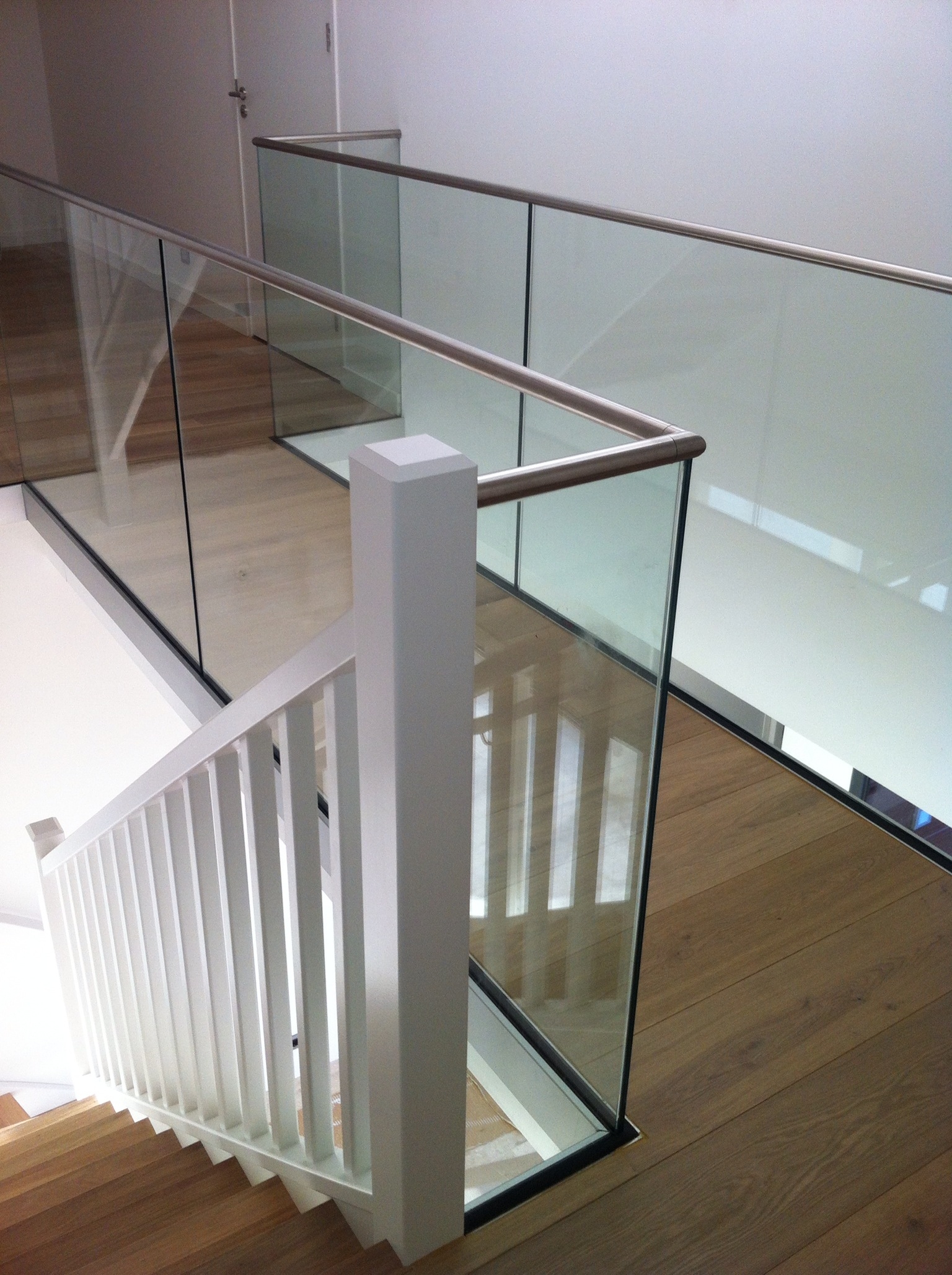 Trap met glazen balustrade