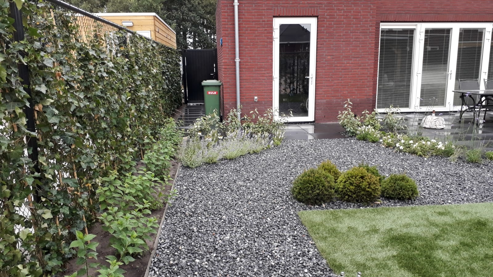 Combinatie van tegelverharding en split/grind.